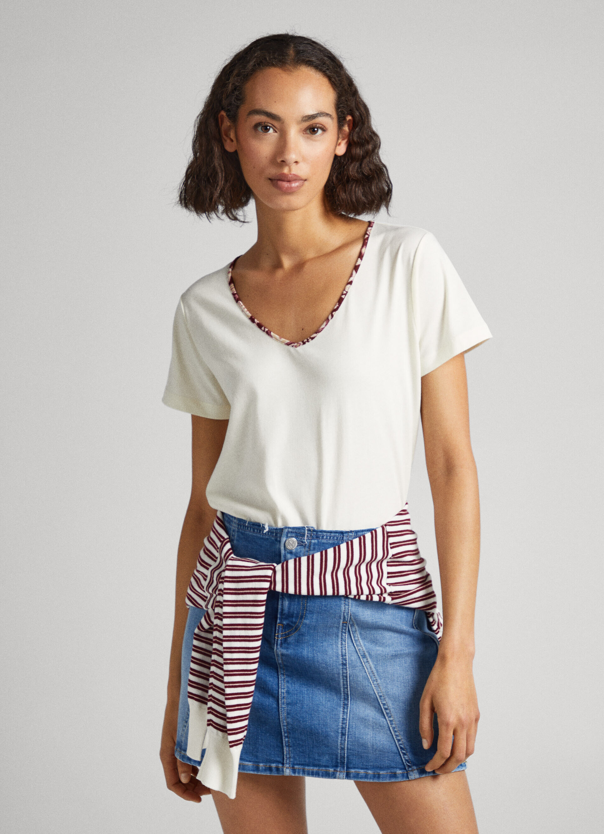 Camiseta fluida com decote em V - branca mousse