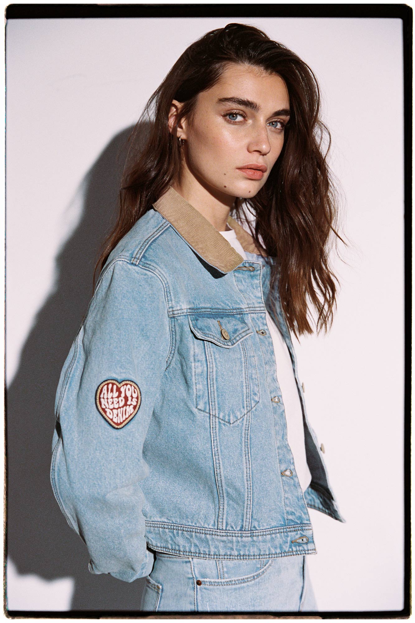Jaqueta jeans com patch de aniversário
