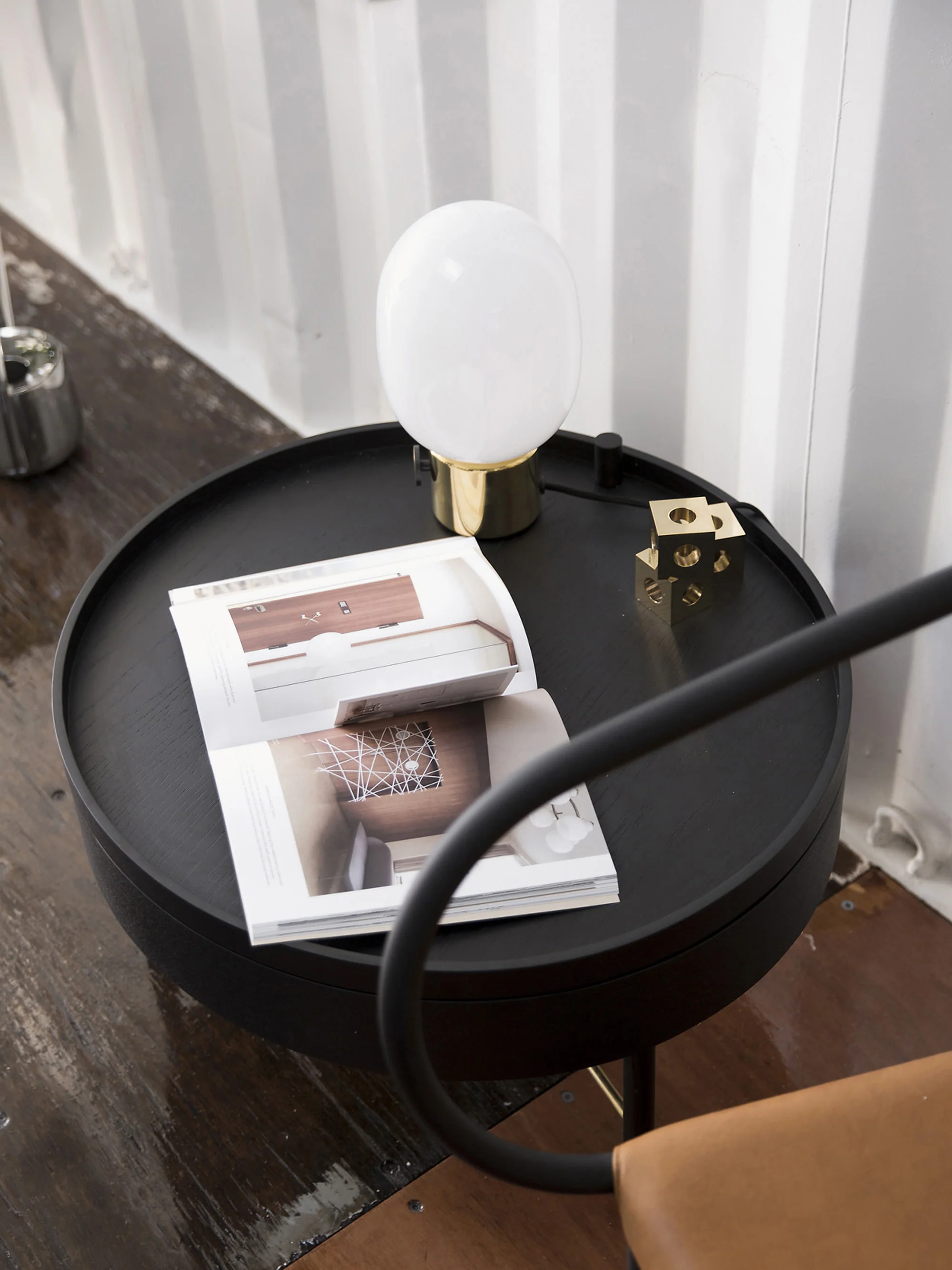 Ronde eikenhouten salontafel Turning Table met opbergruimte