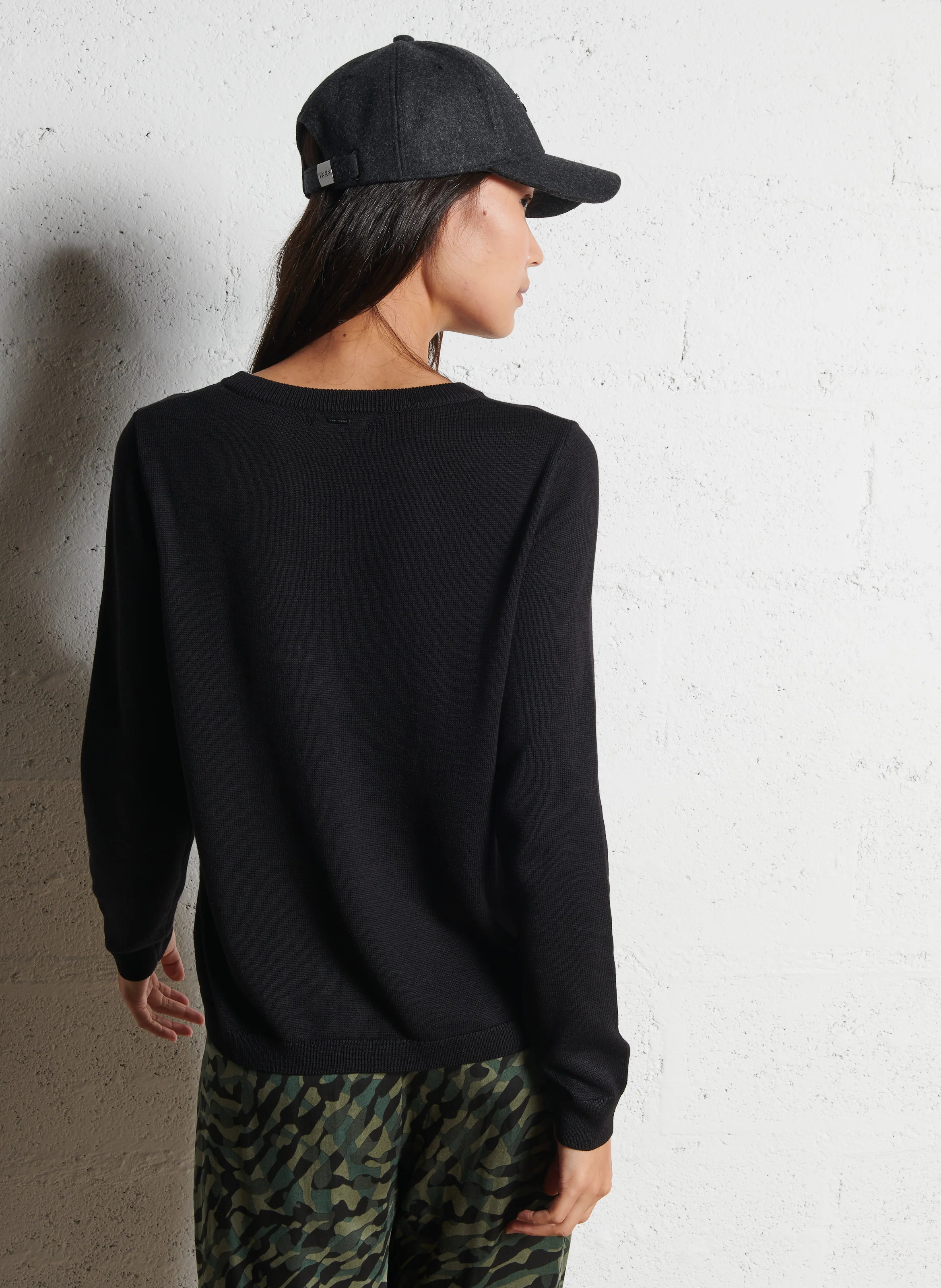 Pull droit col rond à studs en maille mélangée | Noir