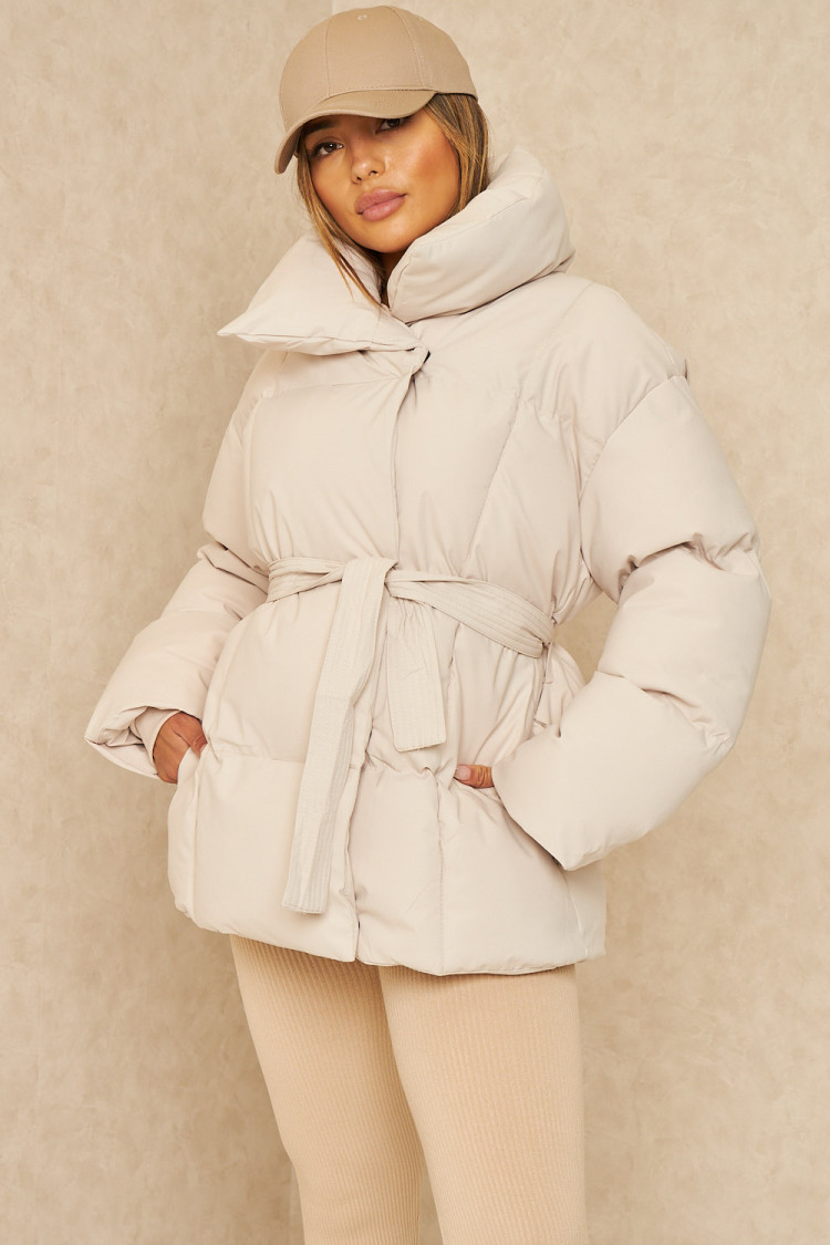 Doudoune courte matelassée beige ceinturée