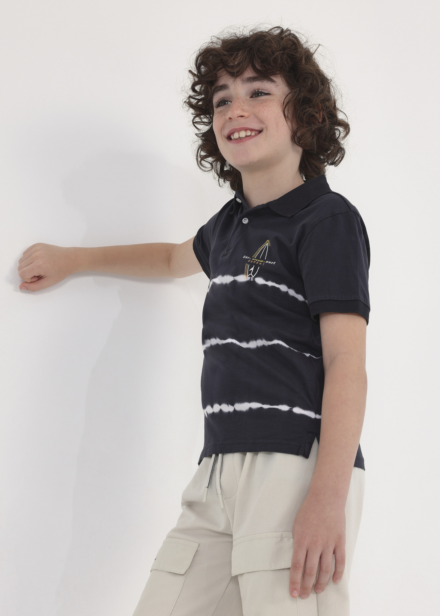 Camisa polo tie-dye infantil com estampa em algodão.