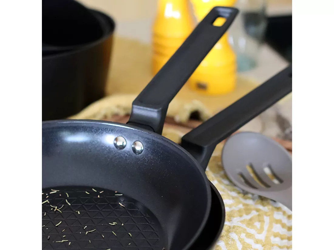 Menastyl - Poele First 26cm En Aluminium Noir Induction