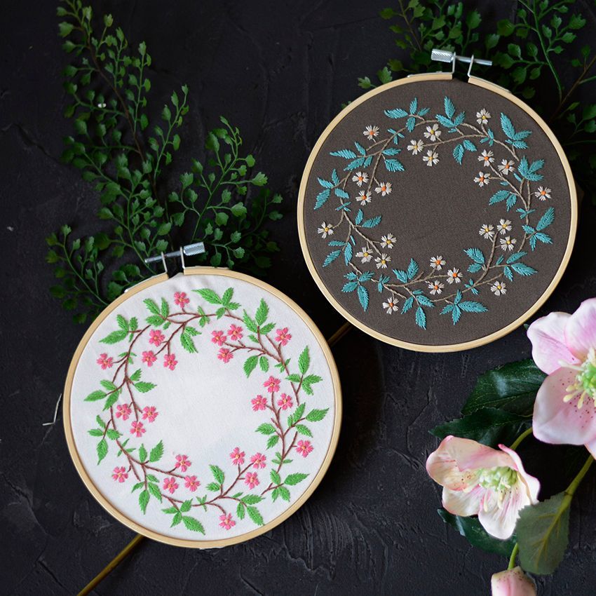 Embroidery Kingdom - DIY-borduurpakket met bloemen