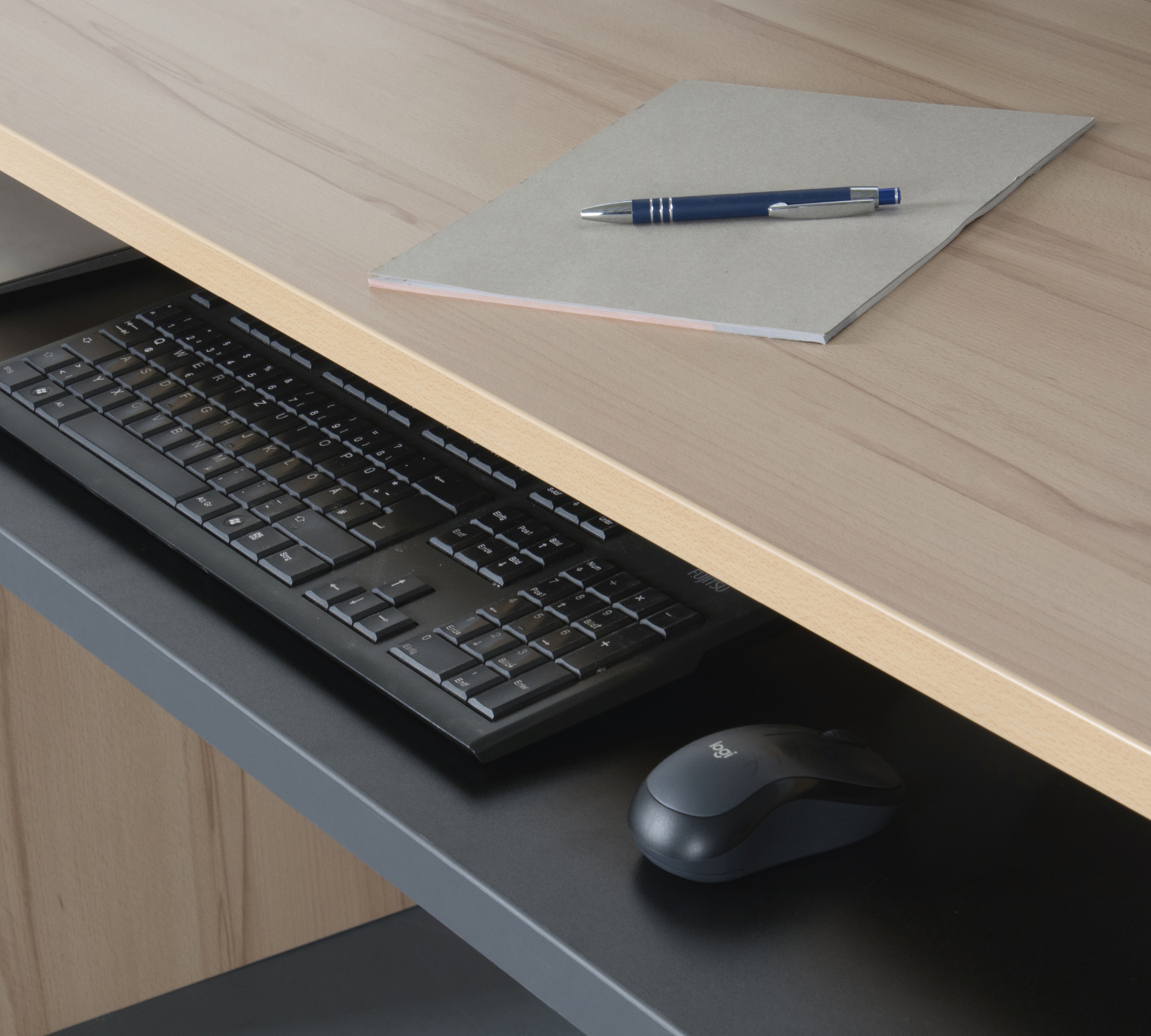 VOGL Möbelfabrik Schreibtisch »Barrie mit 2-farbigem Tastaturauszug« in 2 Breiten, 2,5 cm Tischplattenstärke, Made in Germany