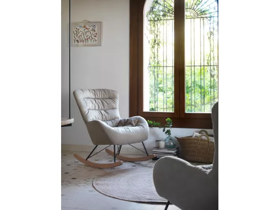 Fauteuil à bascule en beige, pieds en métal et piétement luge en hêtre