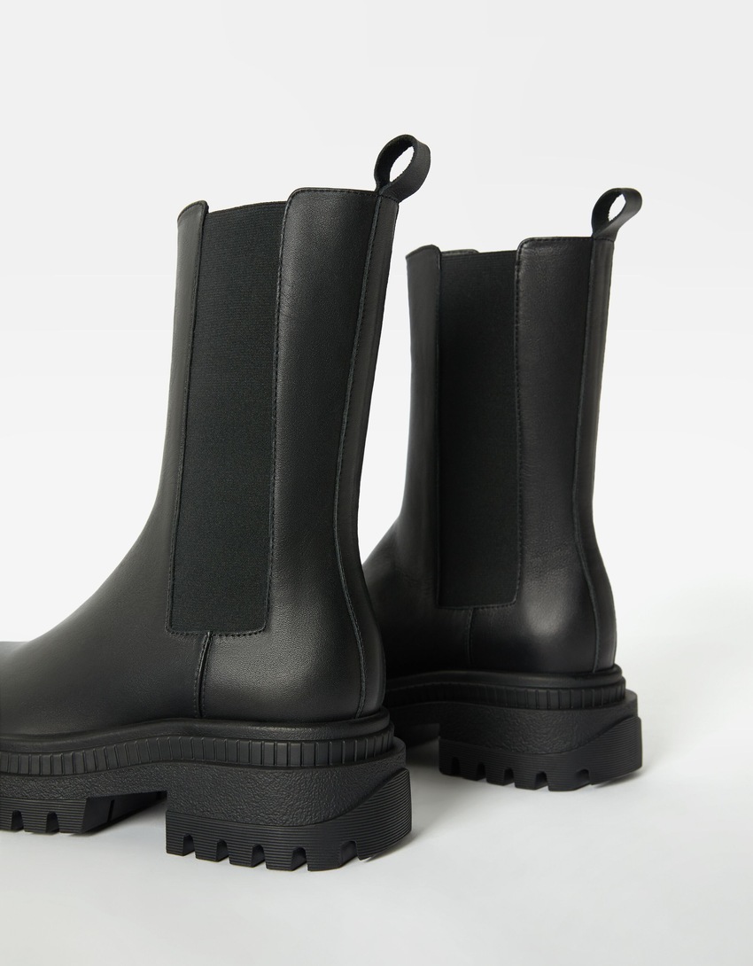 Botas de tornozelo planas de COURO com elásticos laterais