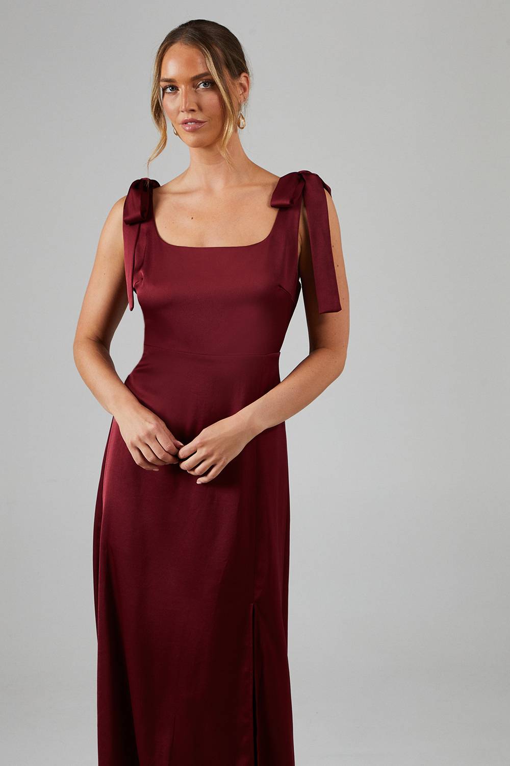Oasis Robe De Demoiselle D'honneur Mi-longue En Satin Bordeaux Avec Nœuds Aux Épaules