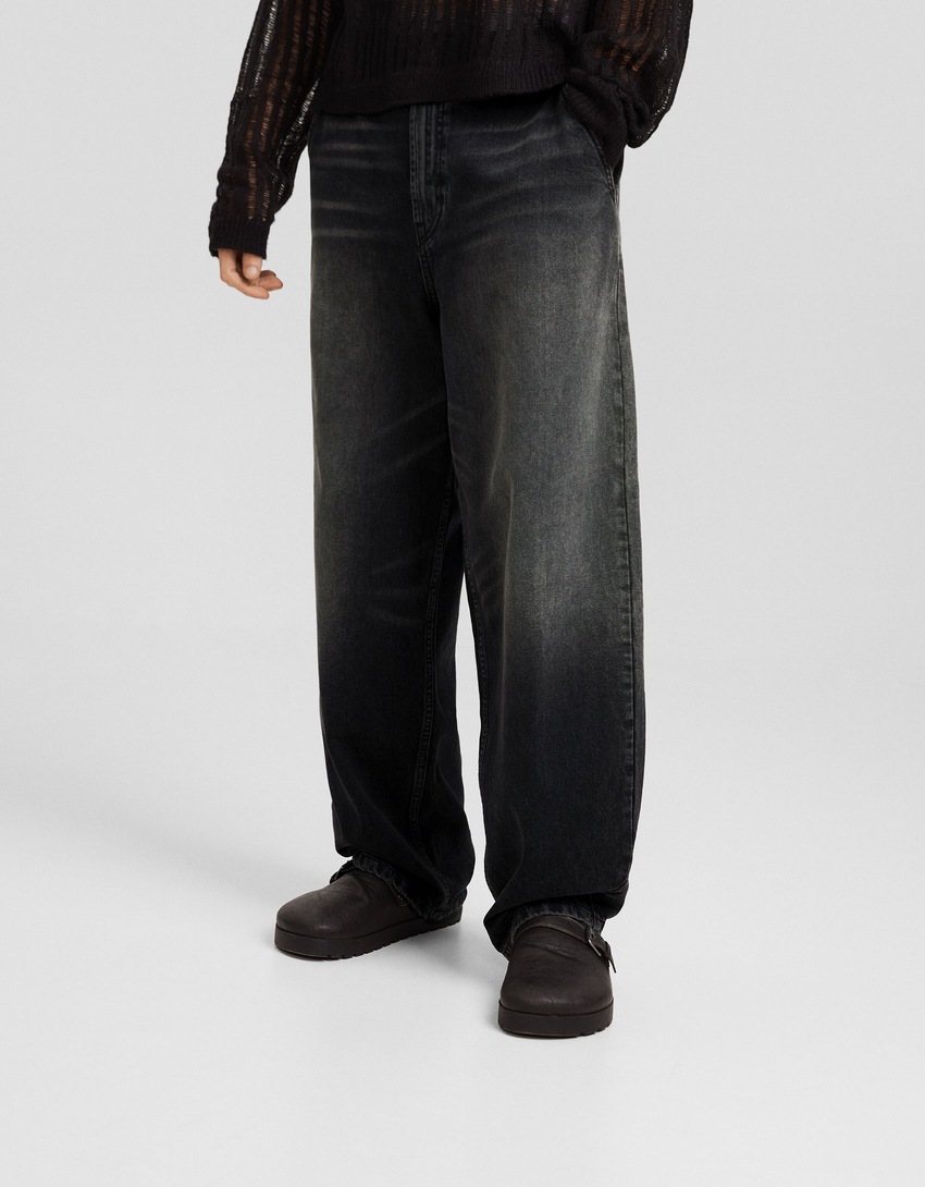 calça jeans estilo skater com efeito desbotado