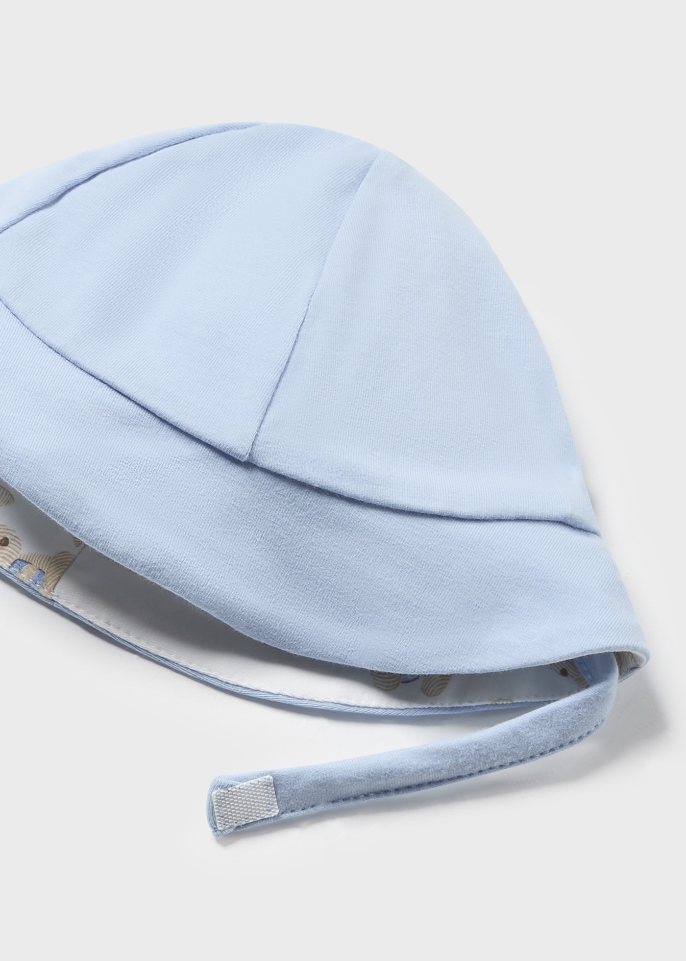 Macacão Better Cotton para recém-nascido com estampa de eucalipto e gorro.