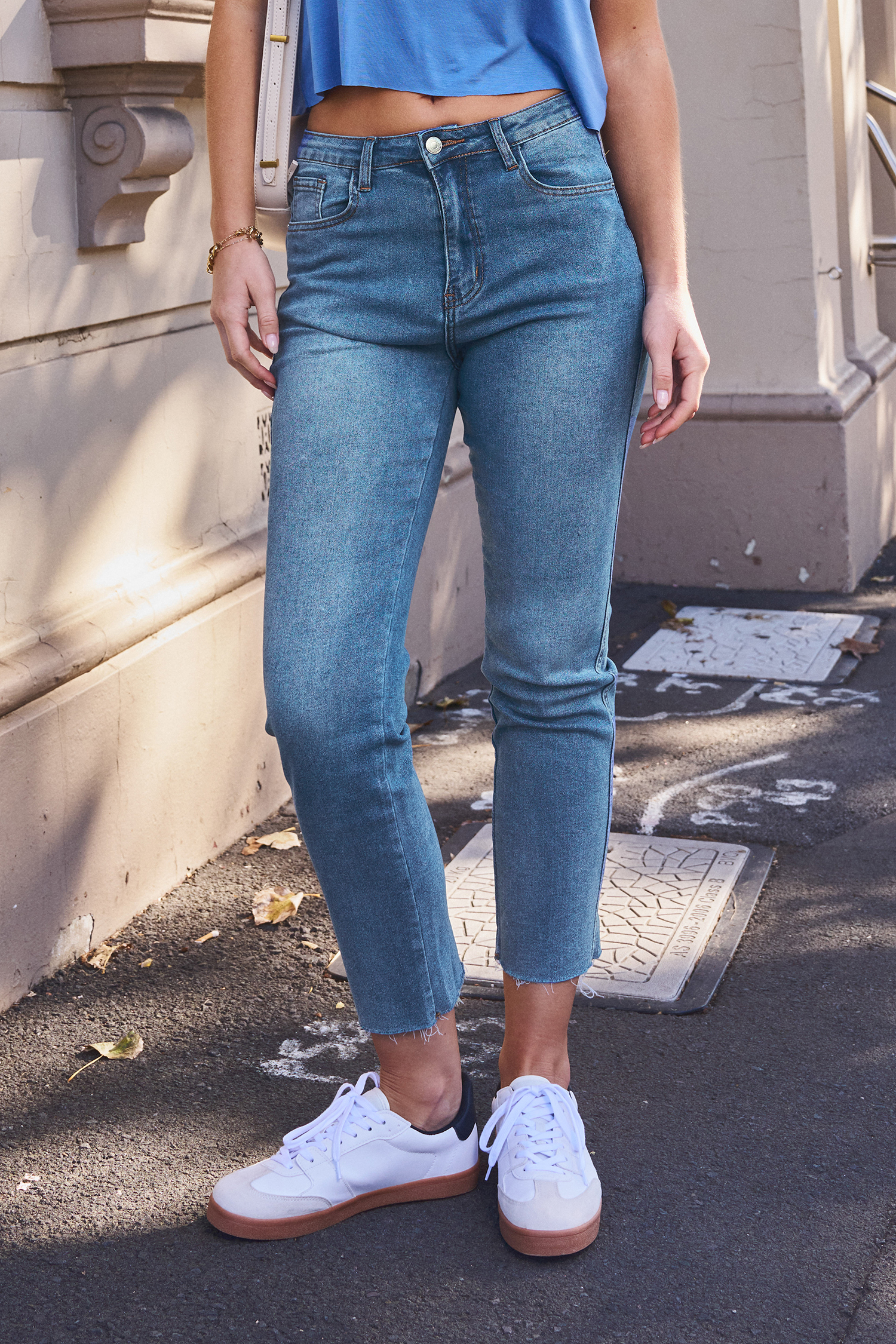 Jean à jambe trapèze et coupe brute en denim