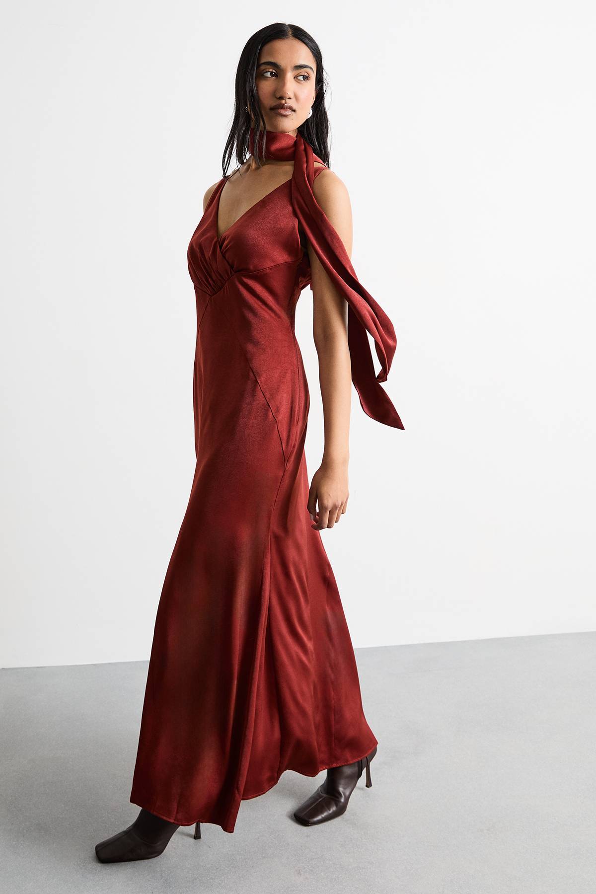 Warehouse Robe Maxi Unie avec Détail Foulard et Col Noué
