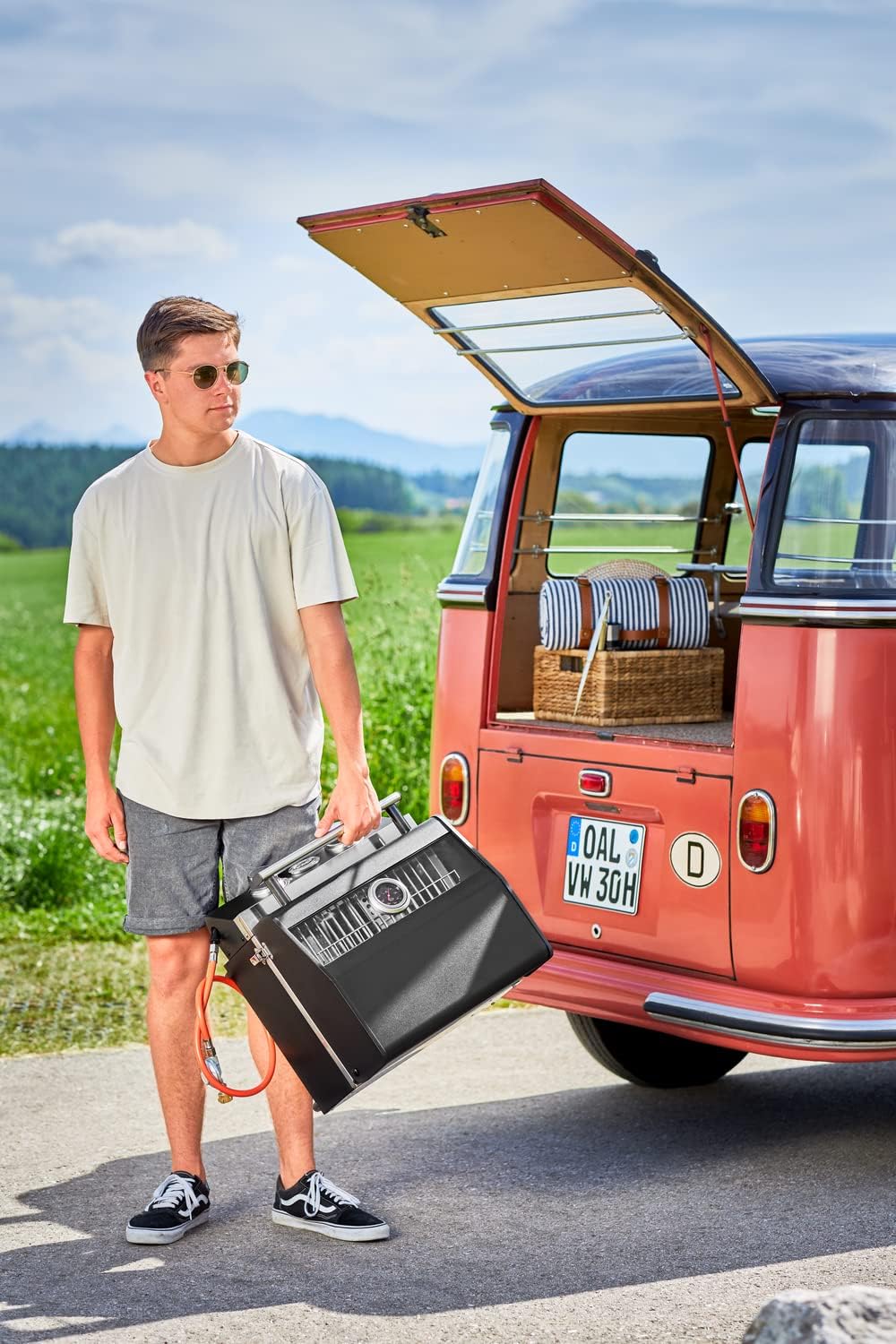 RÖSLE Gasgrill BBQ-Portable VIDERO G2-P, tragbarer Tischgrill mit 2 Edelstahlbrennern, Warmhalterost und Deckel mit Glaseinsatz sowie Deckelthermometer, pulverbeschichteter Stahl, 50 mbar