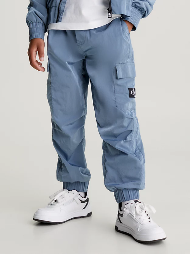 Calça cargo de moletom em náilon texturizado com modelagem relaxada.