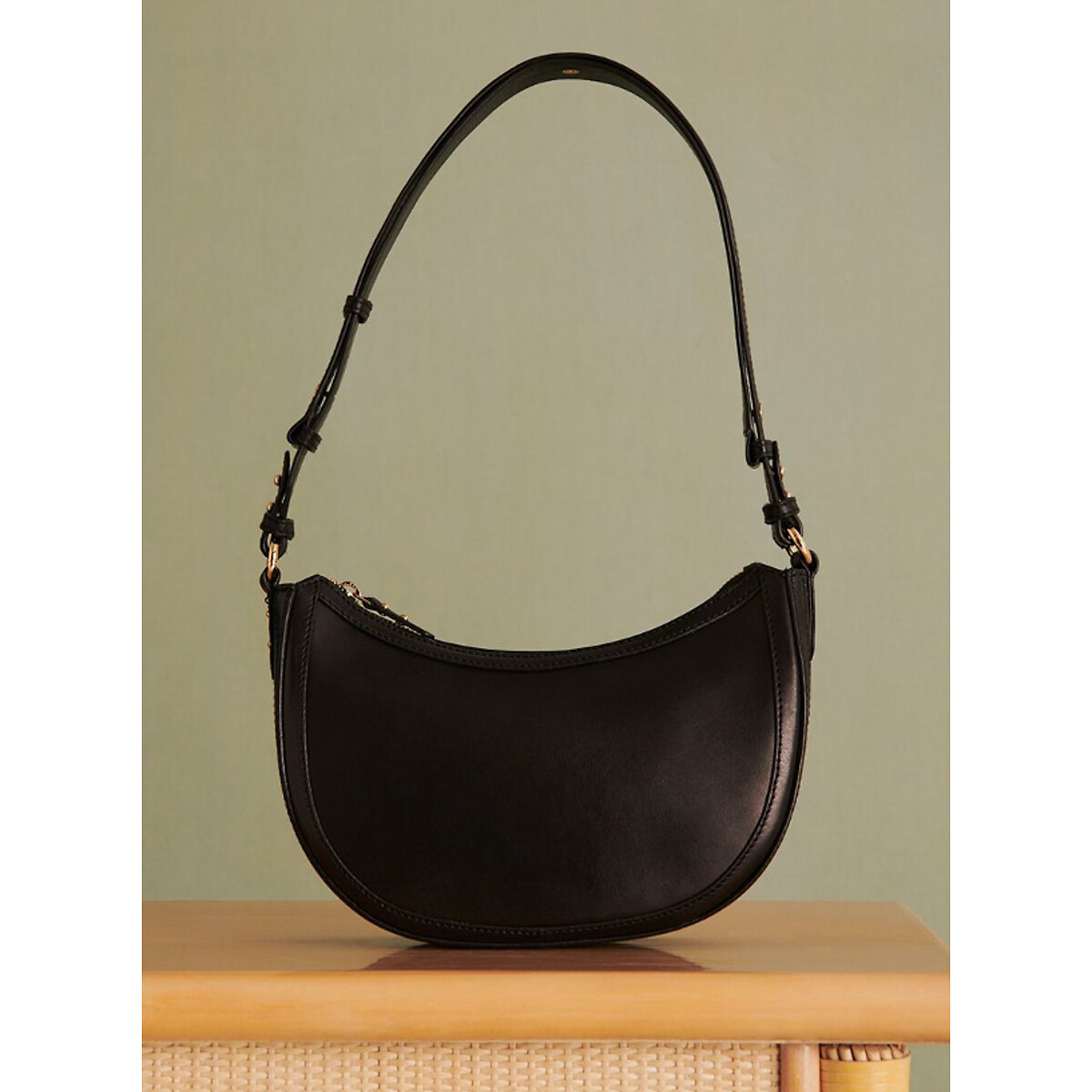 PETITE MENDIGOTE<br>Bolsa hobo em couro SAULA