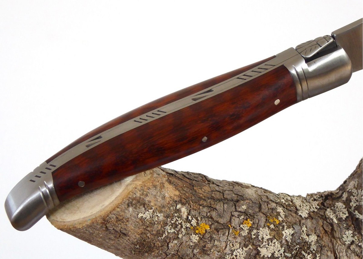 Couteau Laguiole bombé avec un manche en Amourette et mitres inox