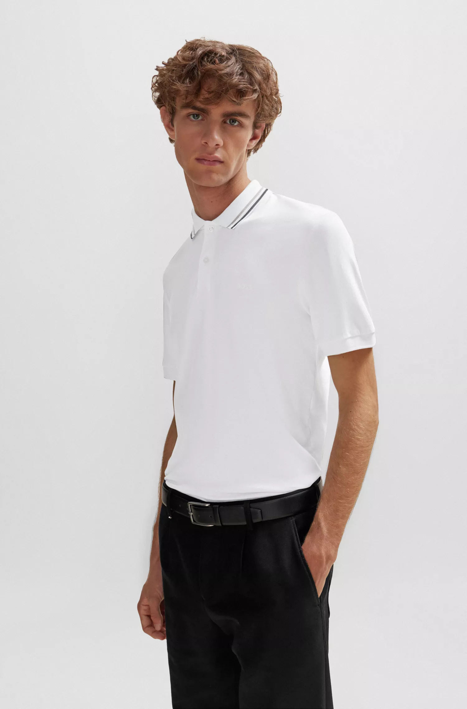 Camisa polo BOSS preta, corte slim, em algodão com gola listrada.