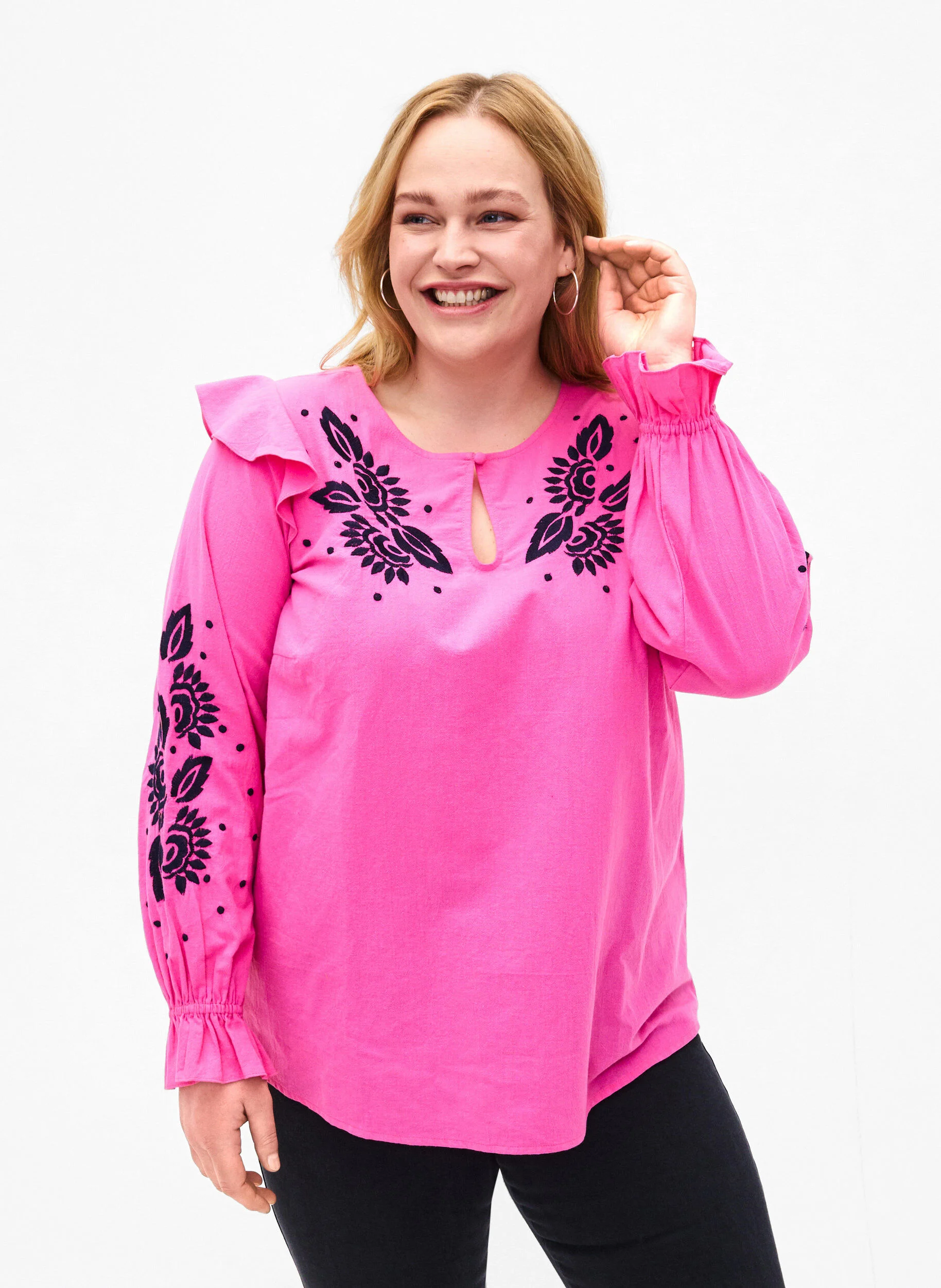 Bluse i bomuld med broderi og flæser