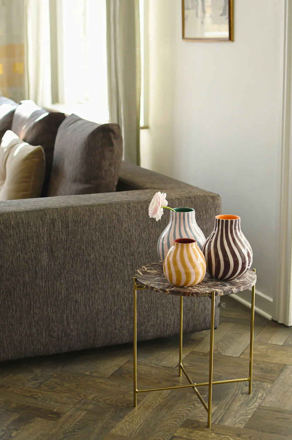 Bahne Interior  Stribet vase swirl, amber/rosa/rød - H13,5 cm