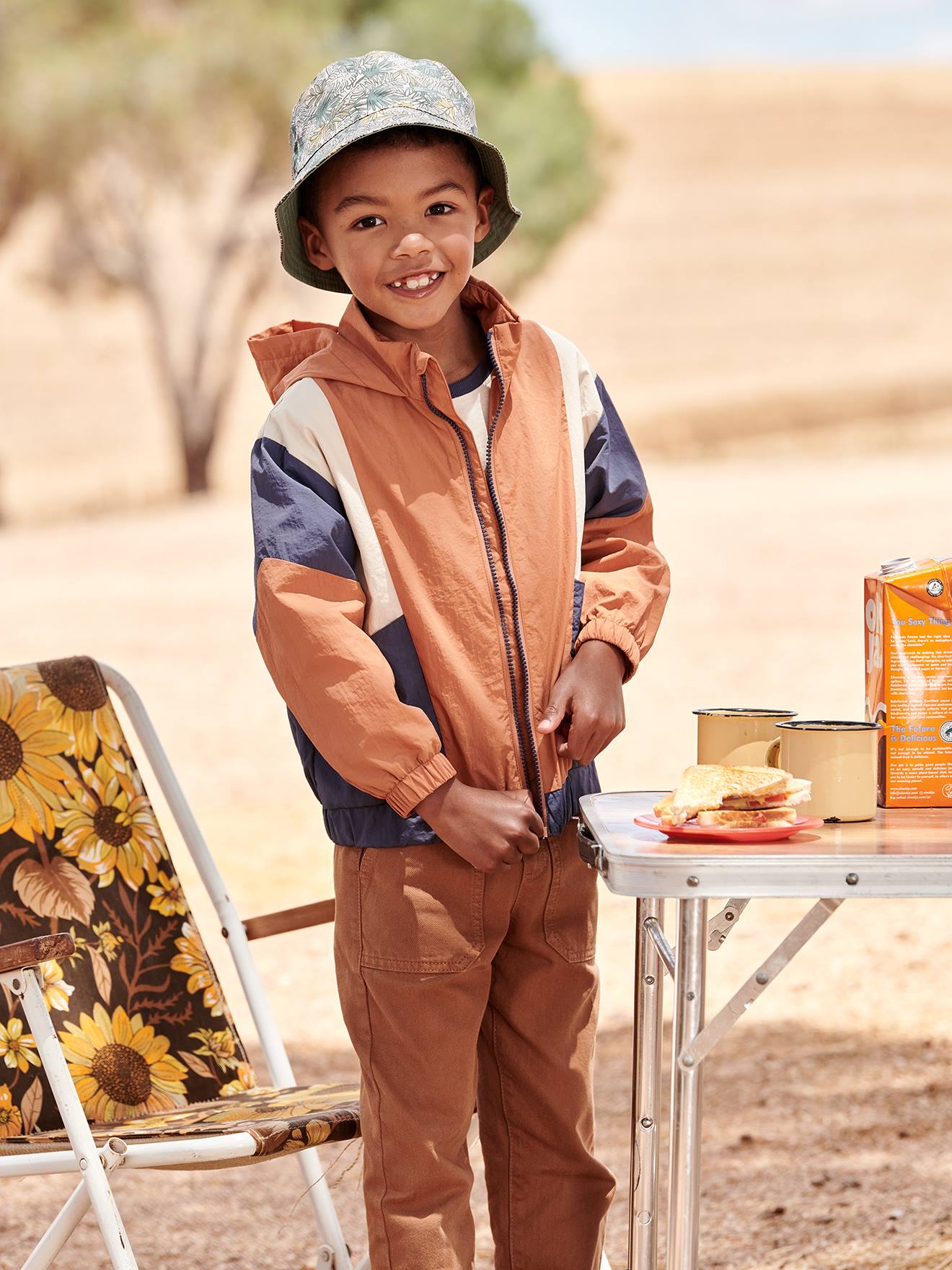 Jaqueta corta-vento laranja com efeito colorblock para meninos