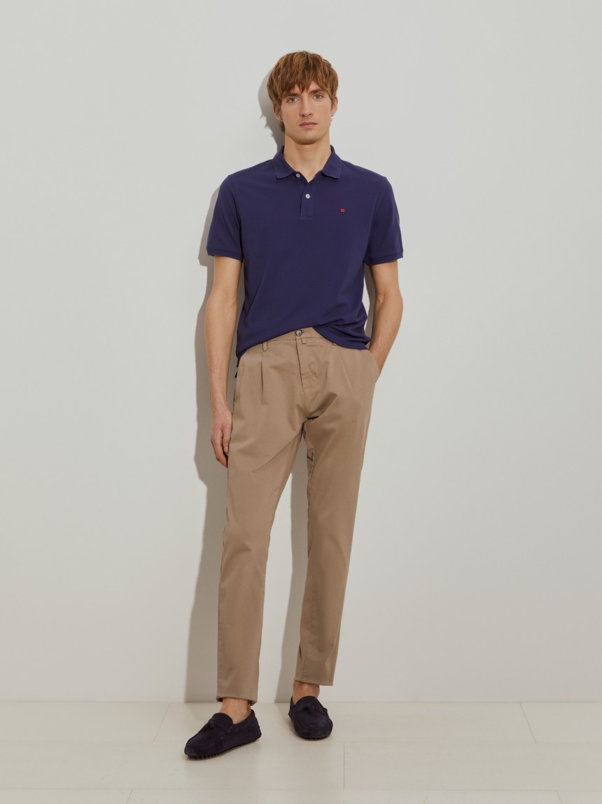 Calças chino regular fit com pregas