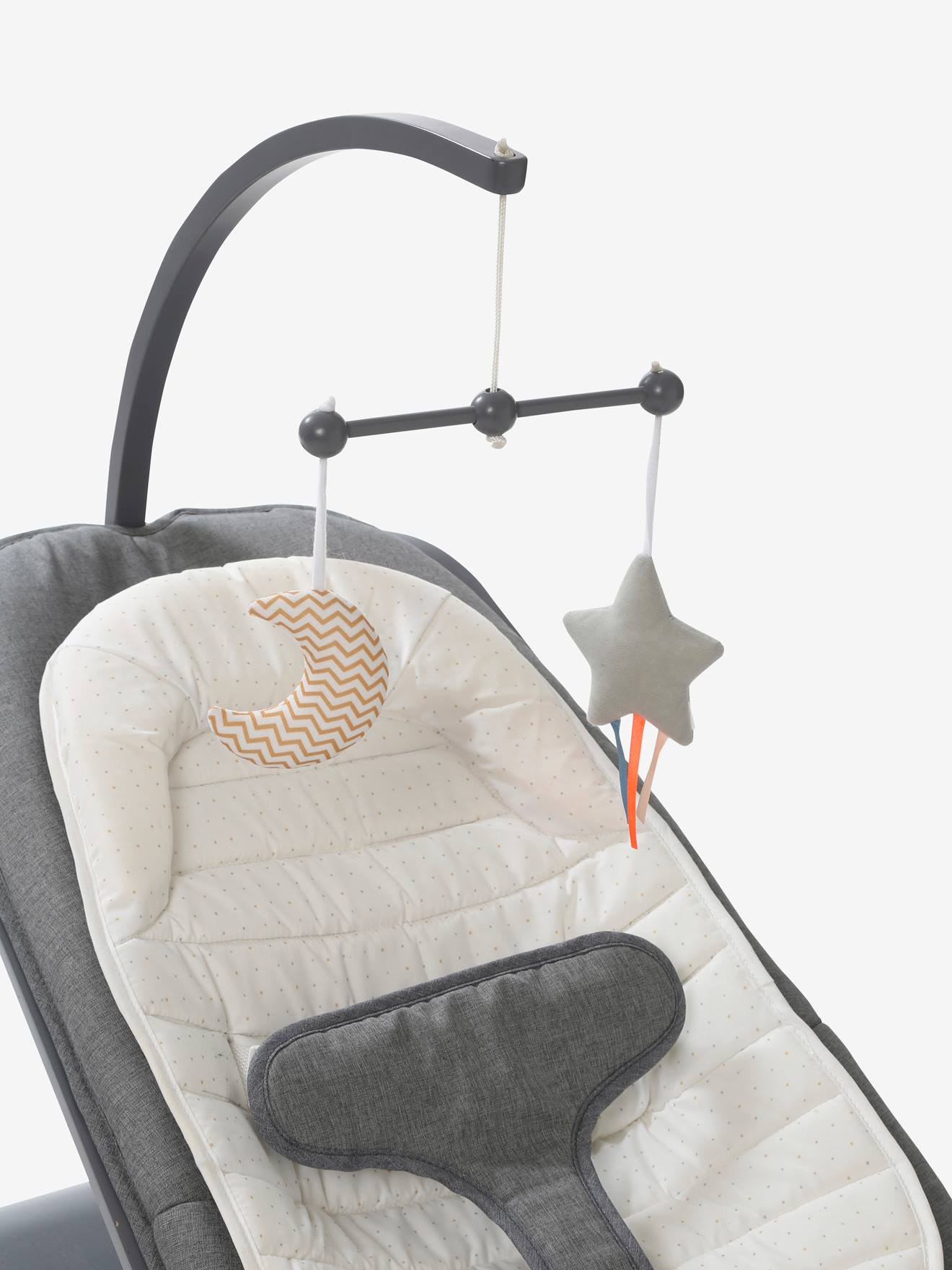Rede de madeira lisa cinza claro Vertbaudet Babyrythm com movimento de balanço natural e motivos decorativos.