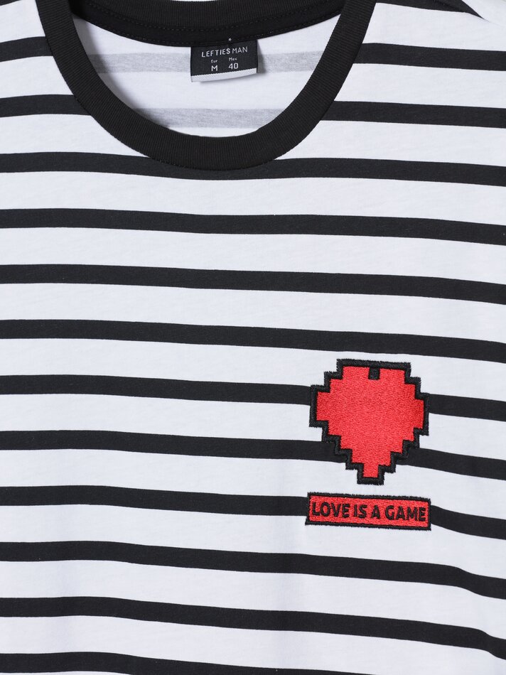 Camiseta masculina com apliques de coração bordados - Branca