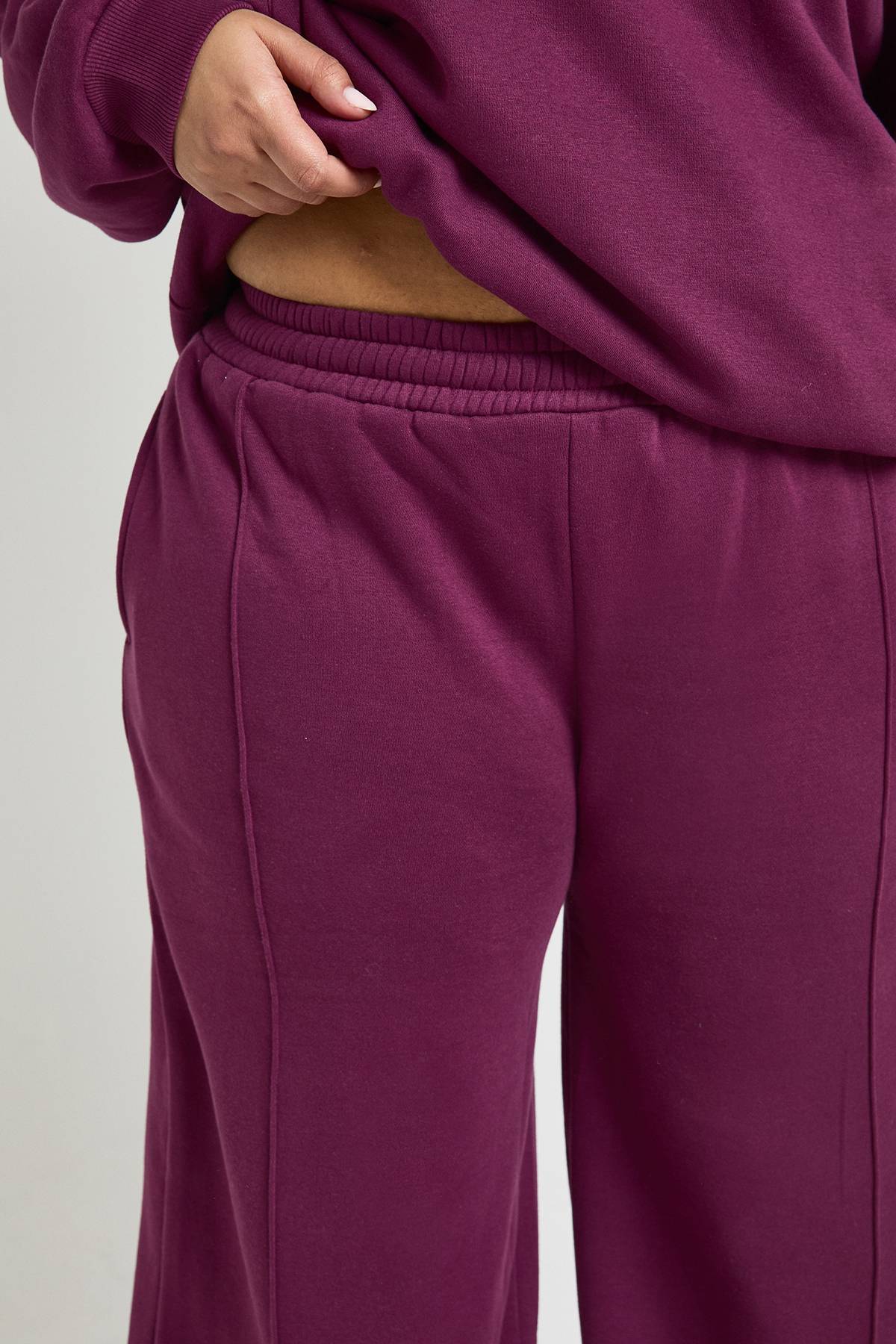boohoo Jogging Jambe Droite À Détail De Pinces Plus Core Basic