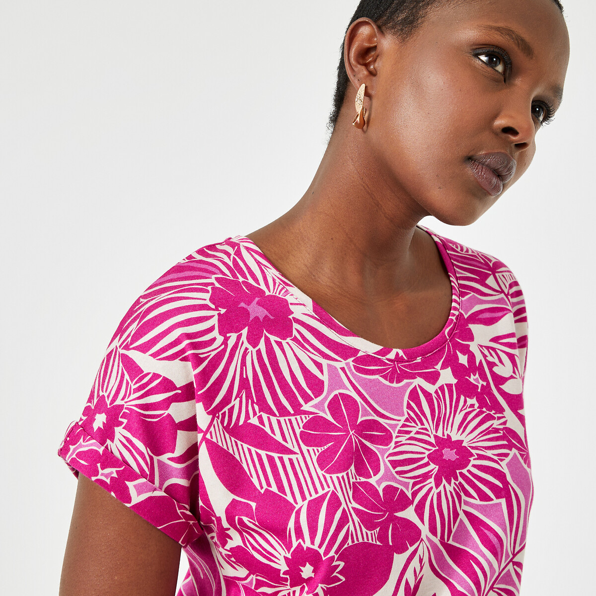 ANNE WEYBURN<br>Camiseta com estampa floral, gola redonda e mangas curtas