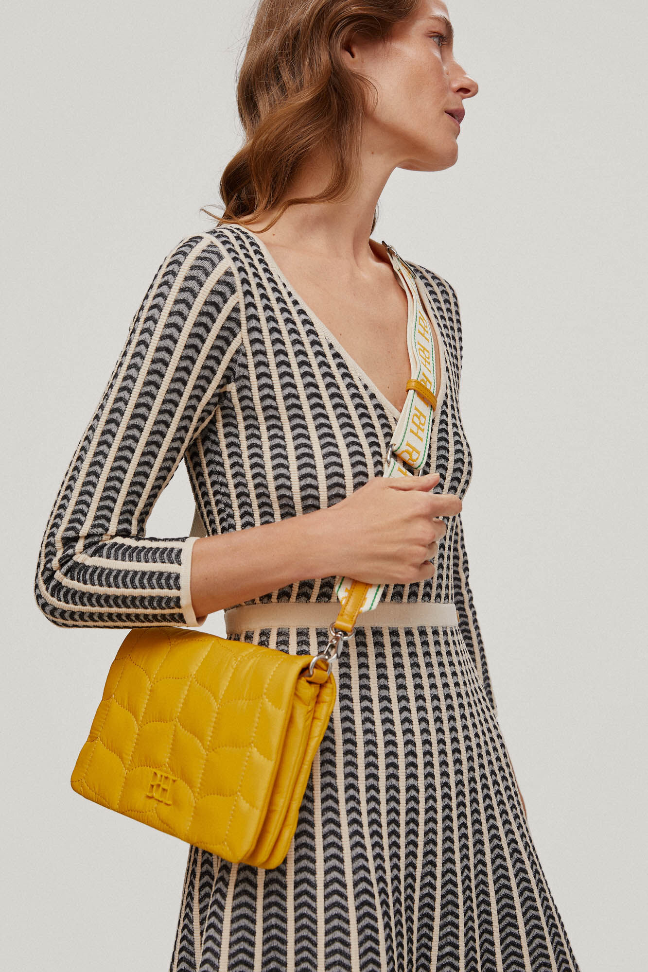 Bolsa de ombro com aba acolchoada em nylon - Amarela