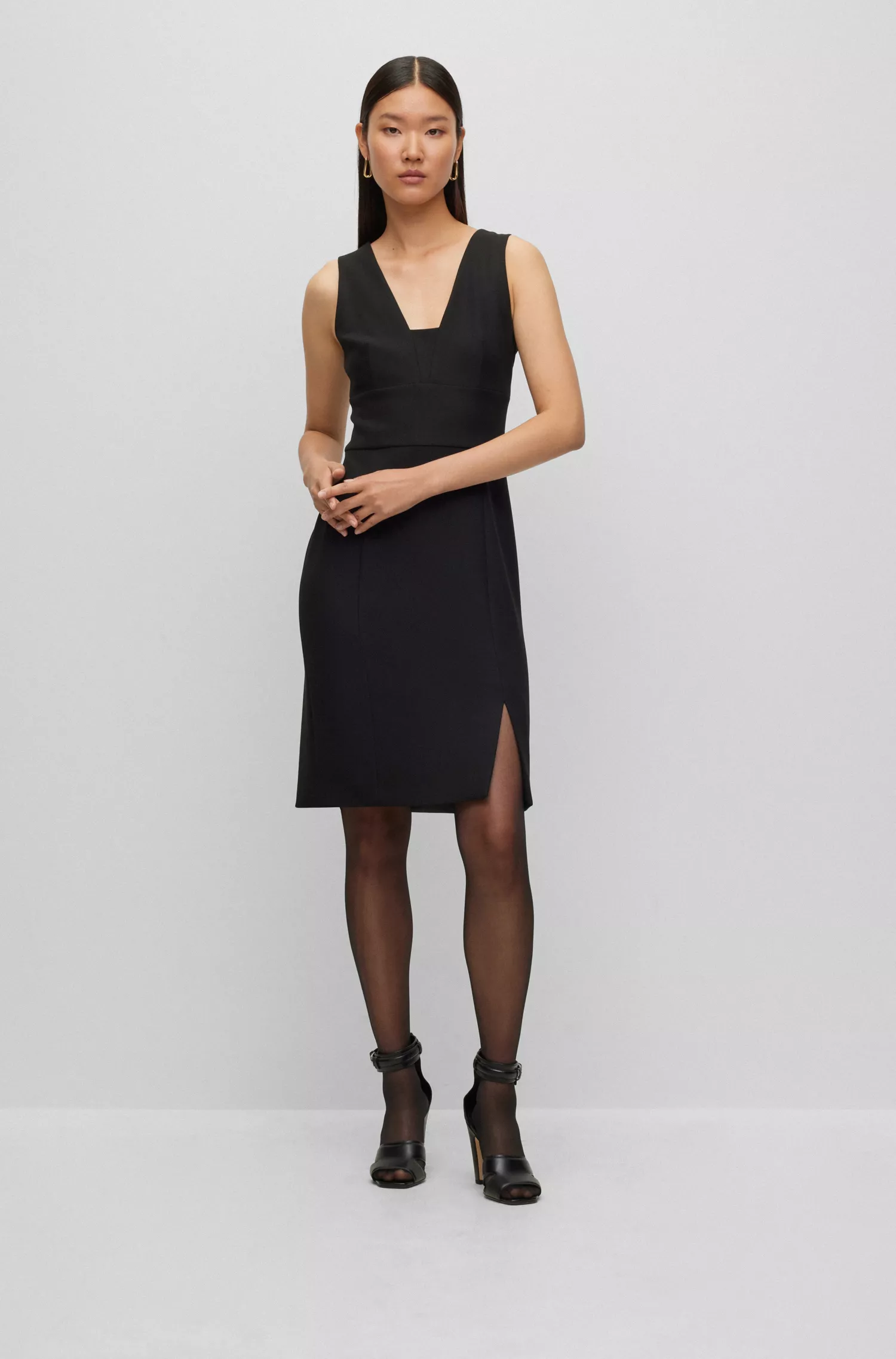 Vestido preto justo da BOSS com fenda frontal.