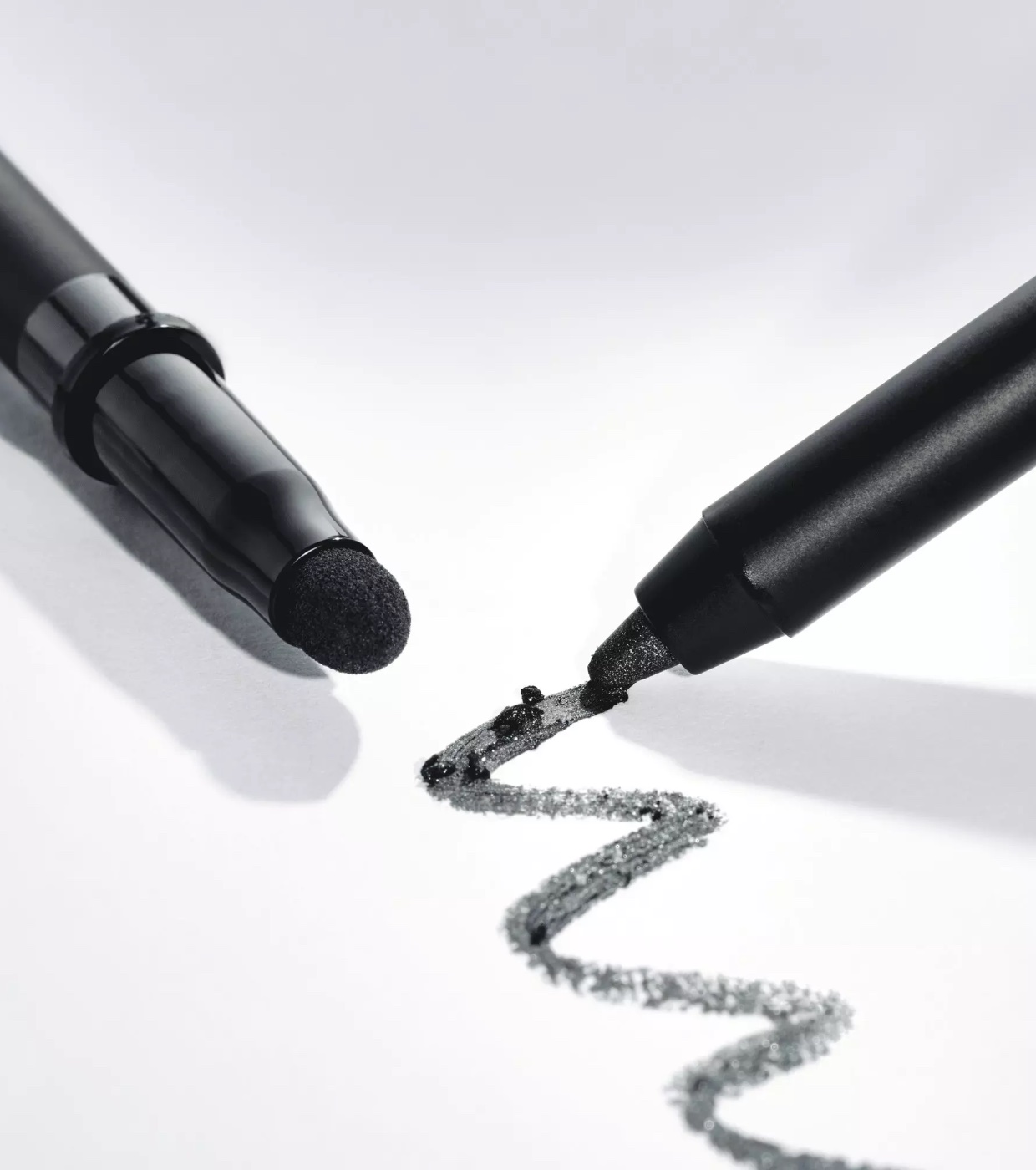 Catrice - Delineador Jewel Glide Effect - 010: Black Diamond