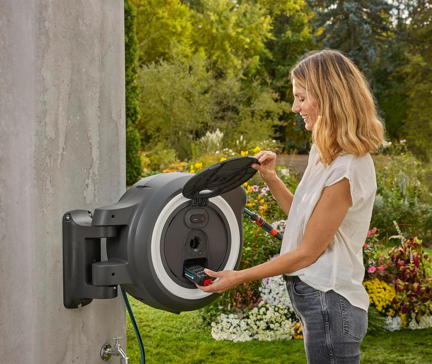 Gardena Akku-Wand-Schlauchbox PowerRoll XL Ready-to-use-Set: Automatischer Schlauchaufroller mit 35 m Gartenschlauch, Schlauchführung und RollControll, Komplett-Set mit Akku (18642-20)