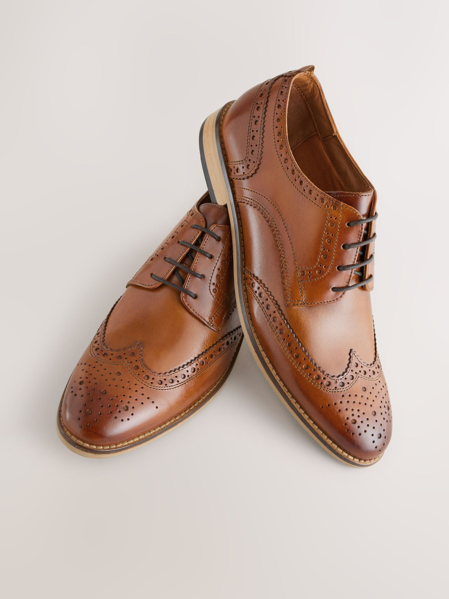 Lichtbruin - Standaard pasvorm - Brogues van leer met contrasterende zool