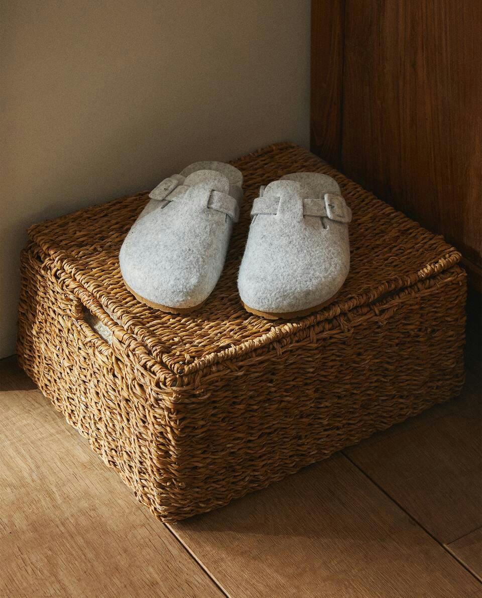 Chinelo Mule de feltro com fivela revestida