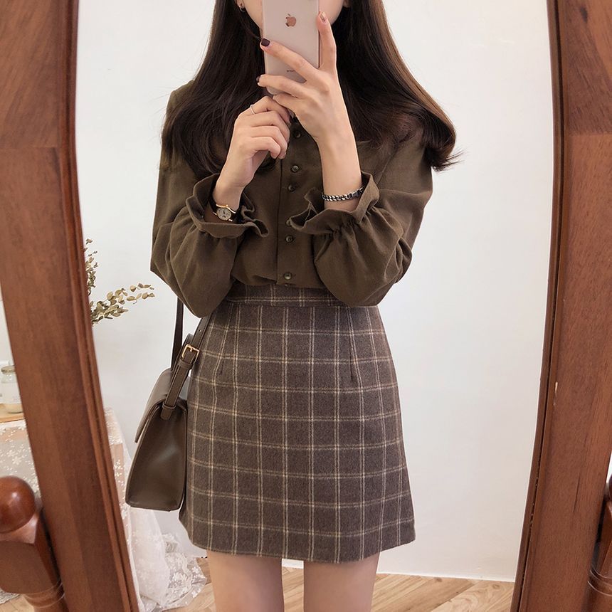 Cloud Nine - Blouse met lange mouwen en ruches / Geruite mini-rok met aansluitende pasvorm