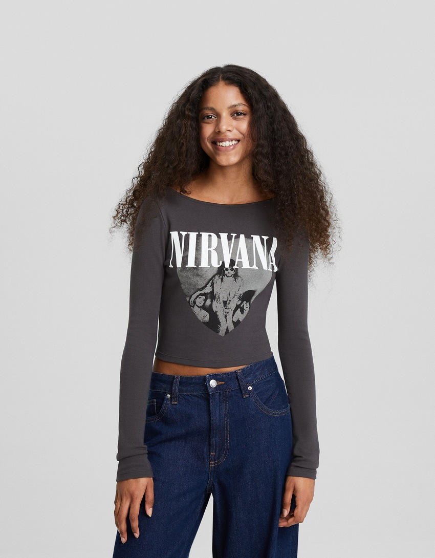 Camiseta Nirvana de manga comprida e costas abertas com estampa.