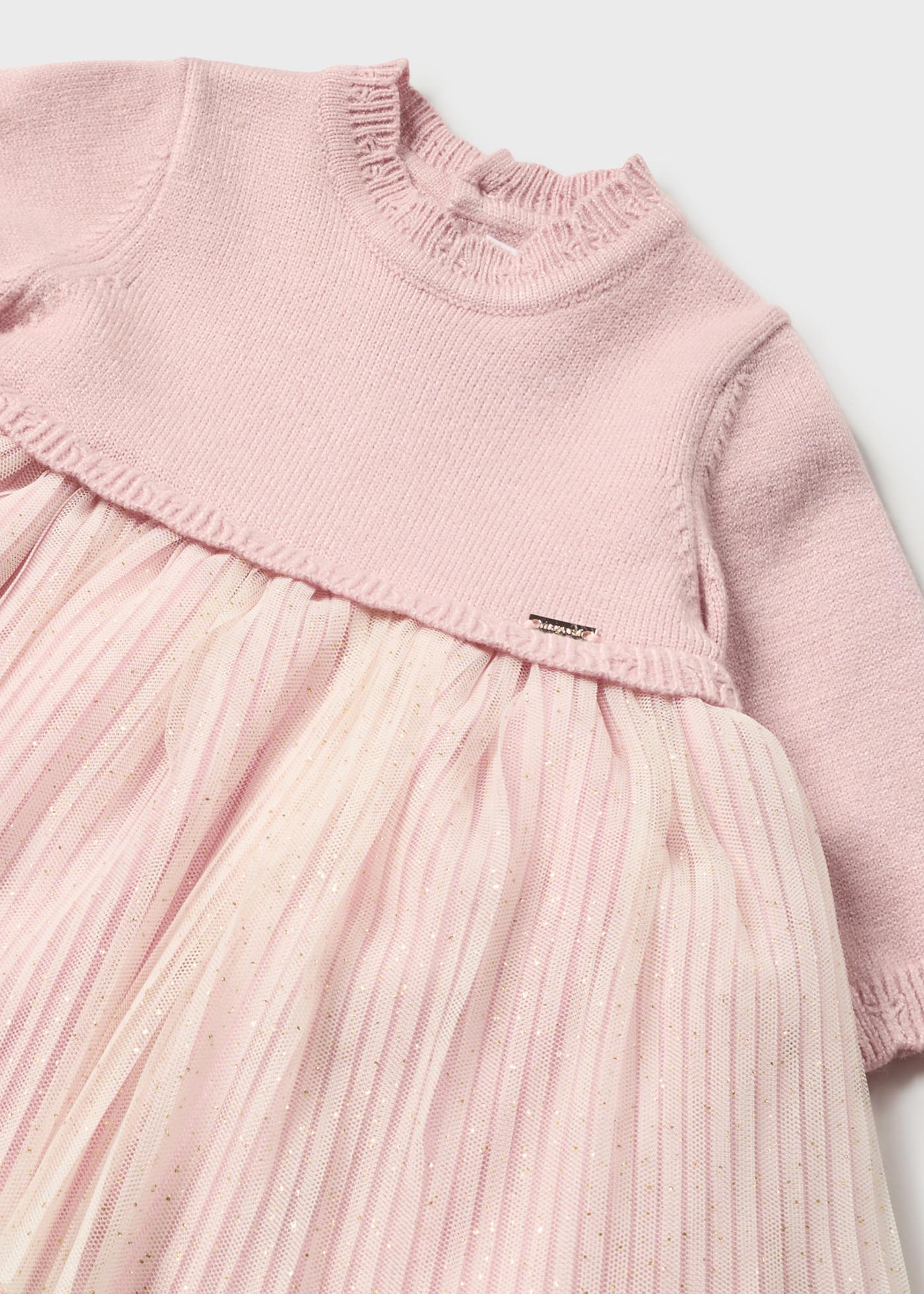 Vestido para recém-nascidos em malha e tule combinados.