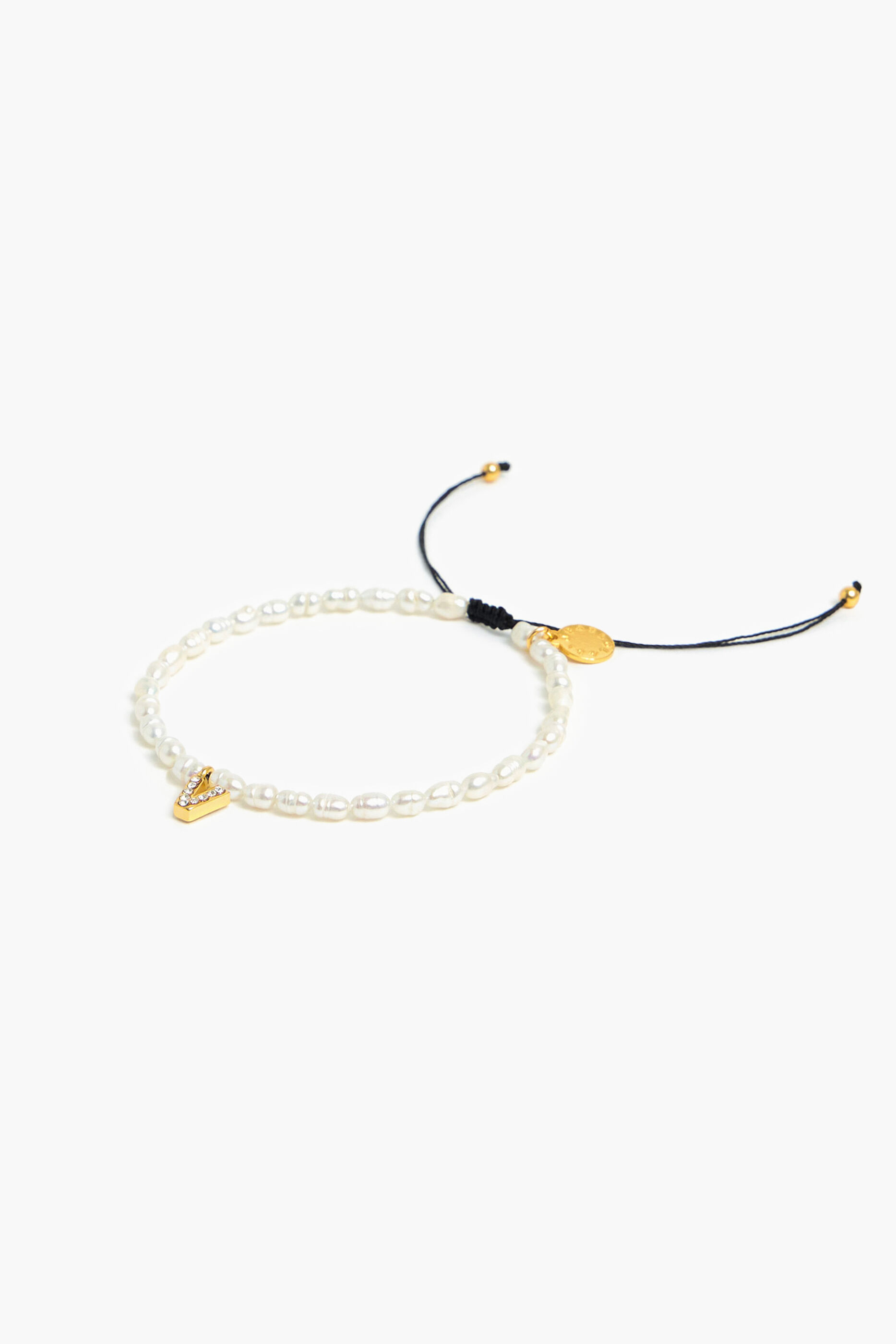 Pulseira de pérolas com a letra V