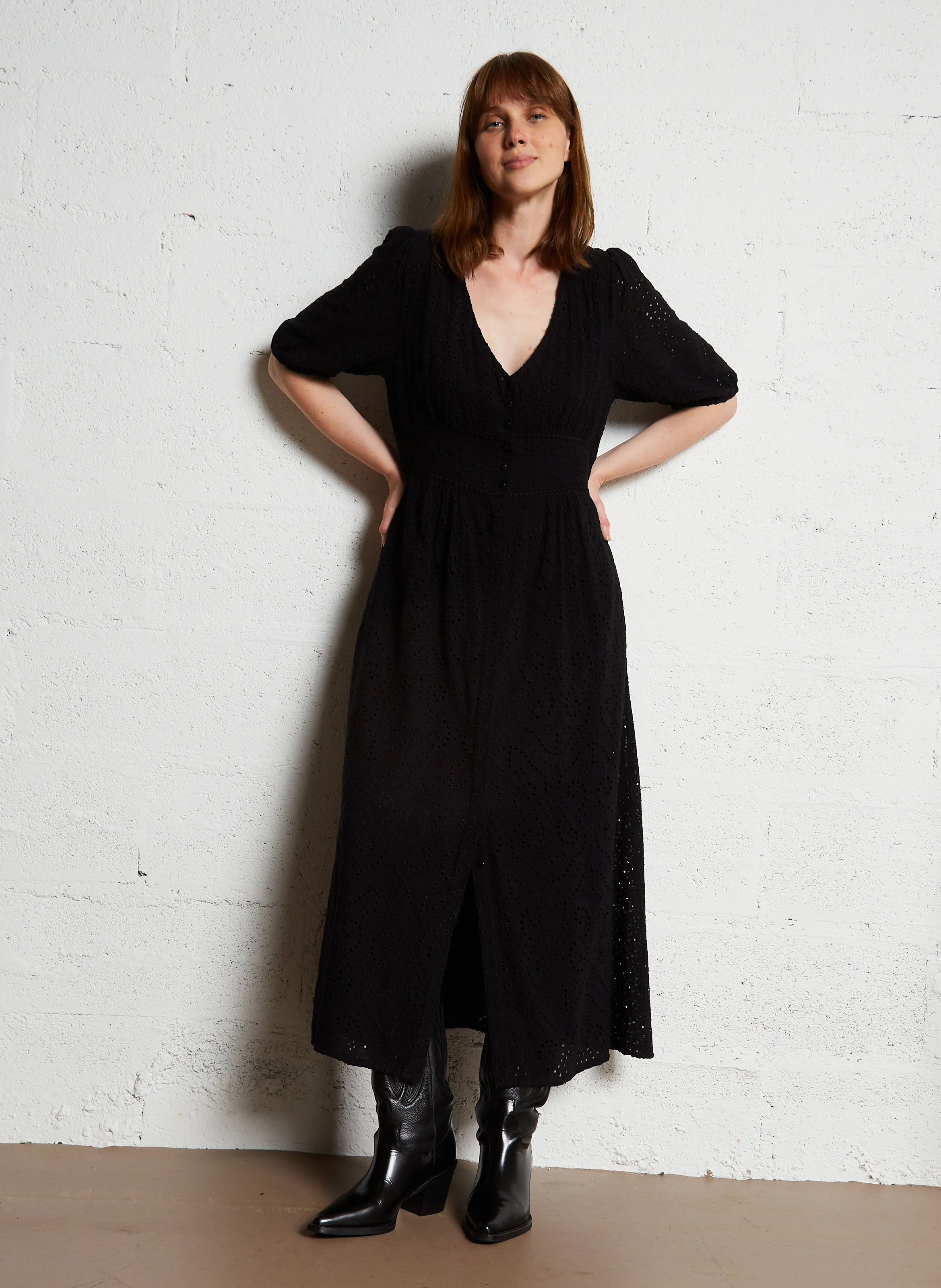 GEORDINA - Robe longue col V ajourée | Noir