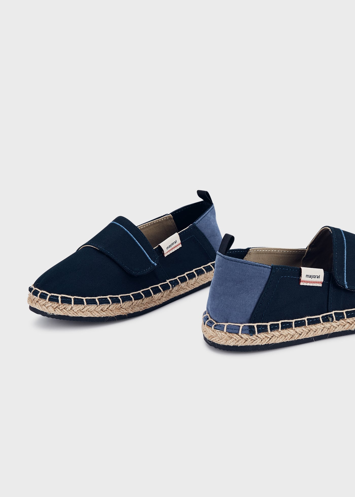 Alpargata infantil com fecho de velcro