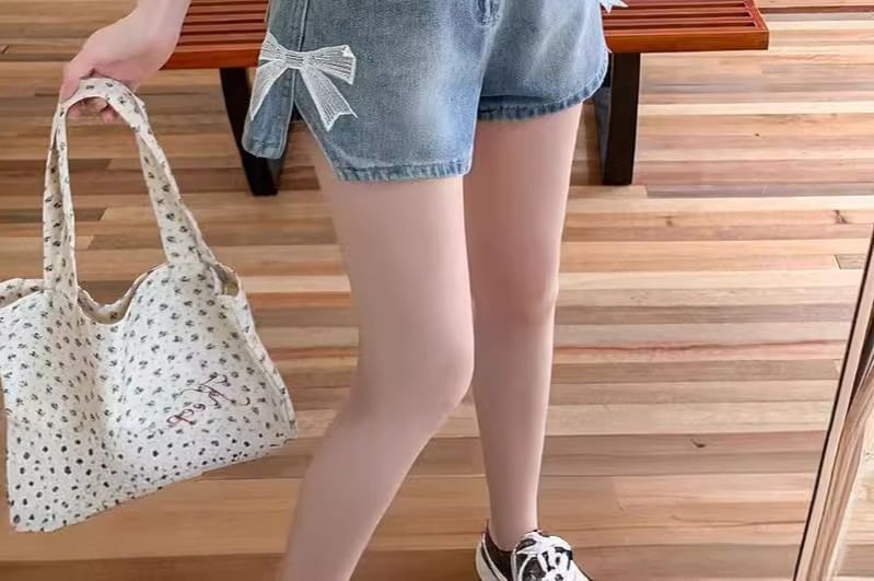 Kloitrinm - Hoge taille denim shorts met strik en kant