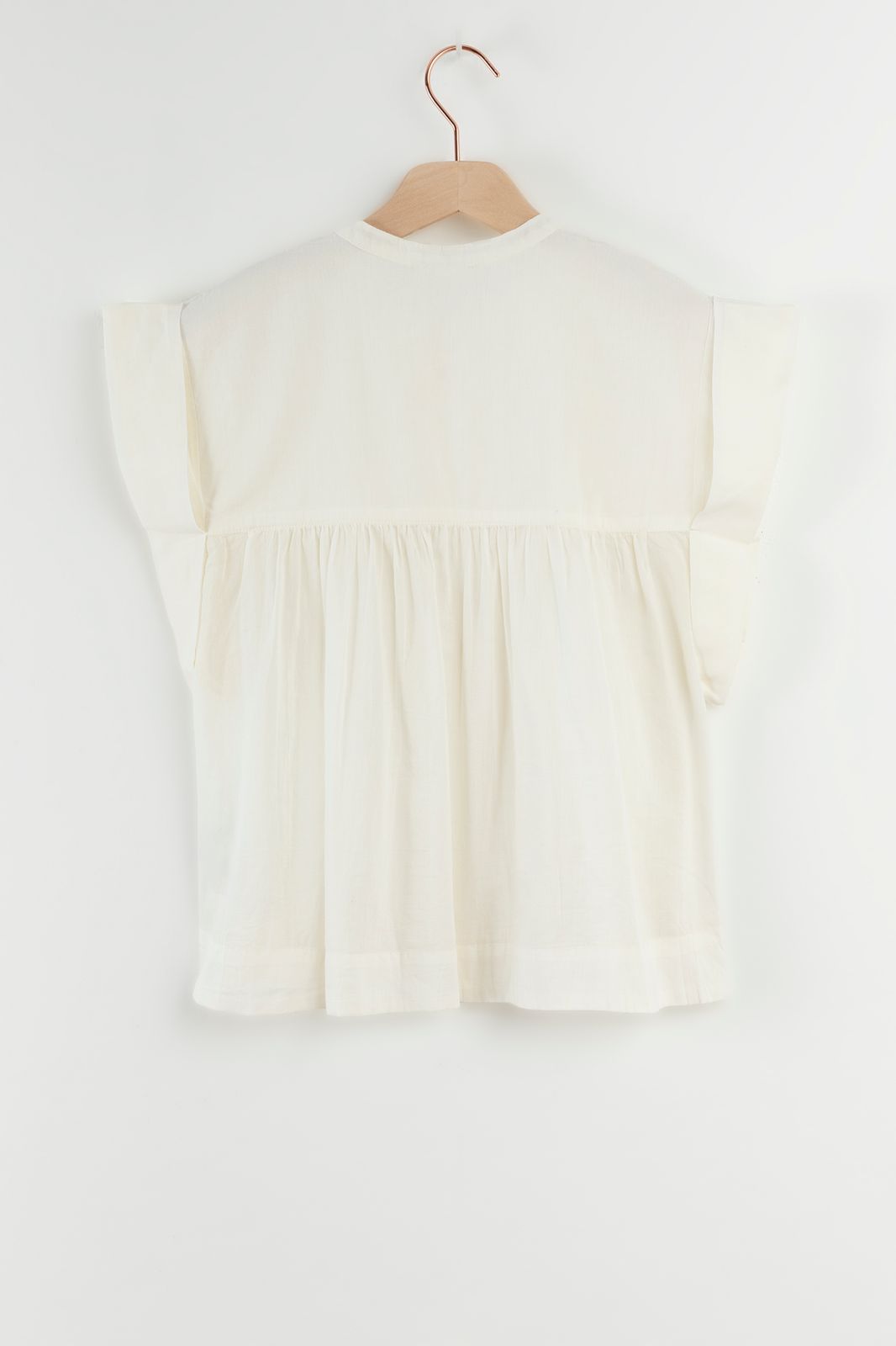 Off-white mouwloze blouse met pintuck details