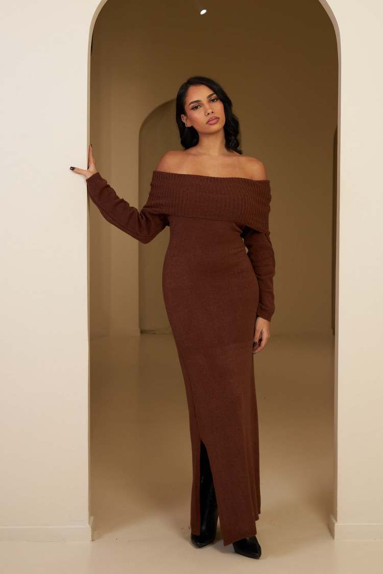 Robe longue marron en laine à col bardot