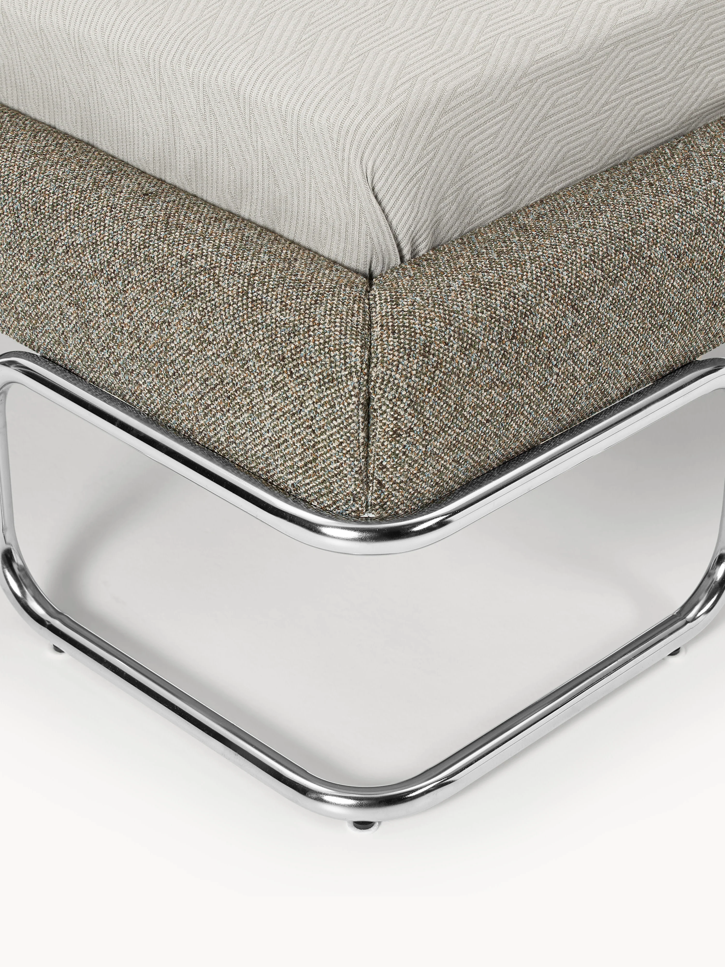 Bouclé gestoffeerd bed Olina met metalen poten
