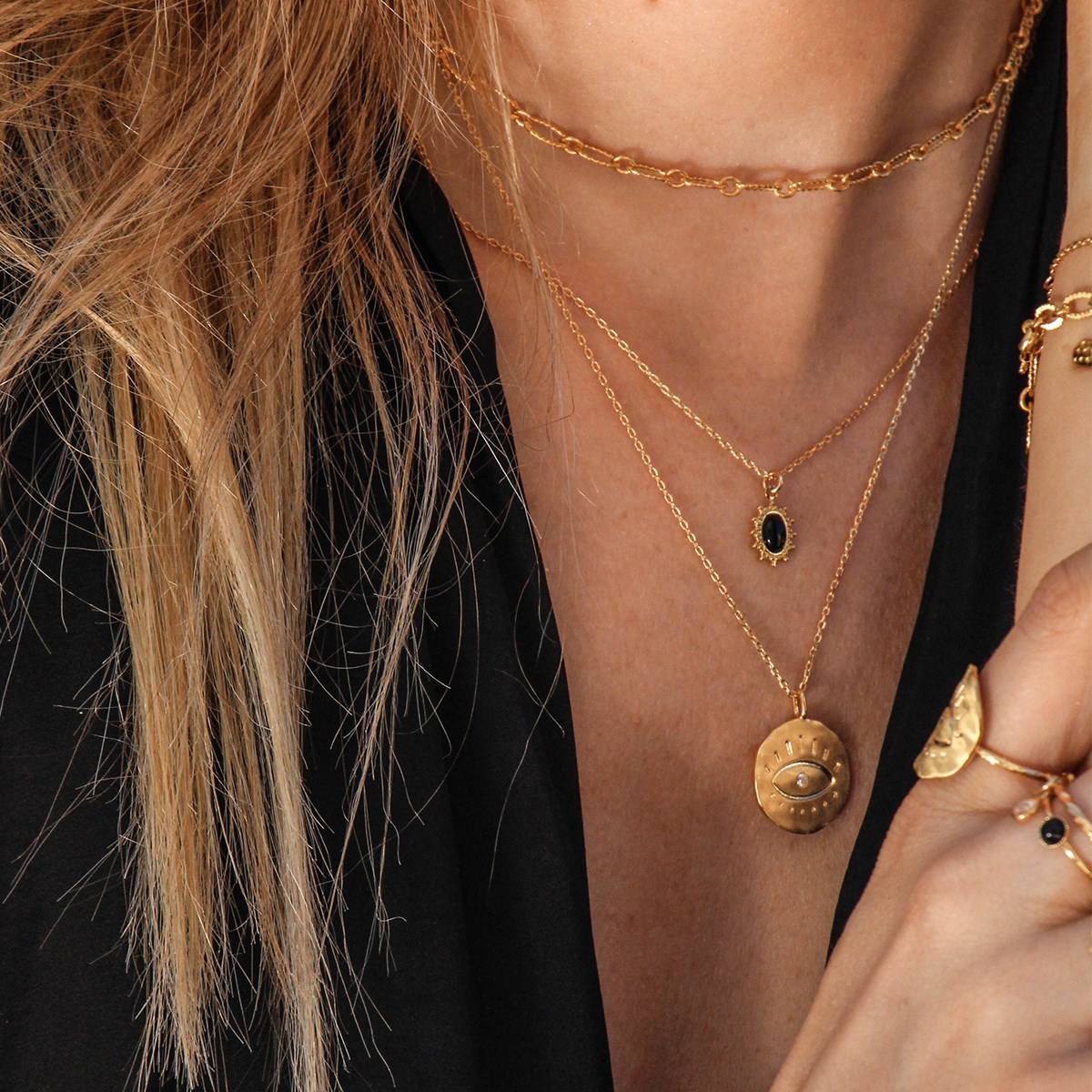 Collier médaille agate noire doré à l'or fin 24k THELMA