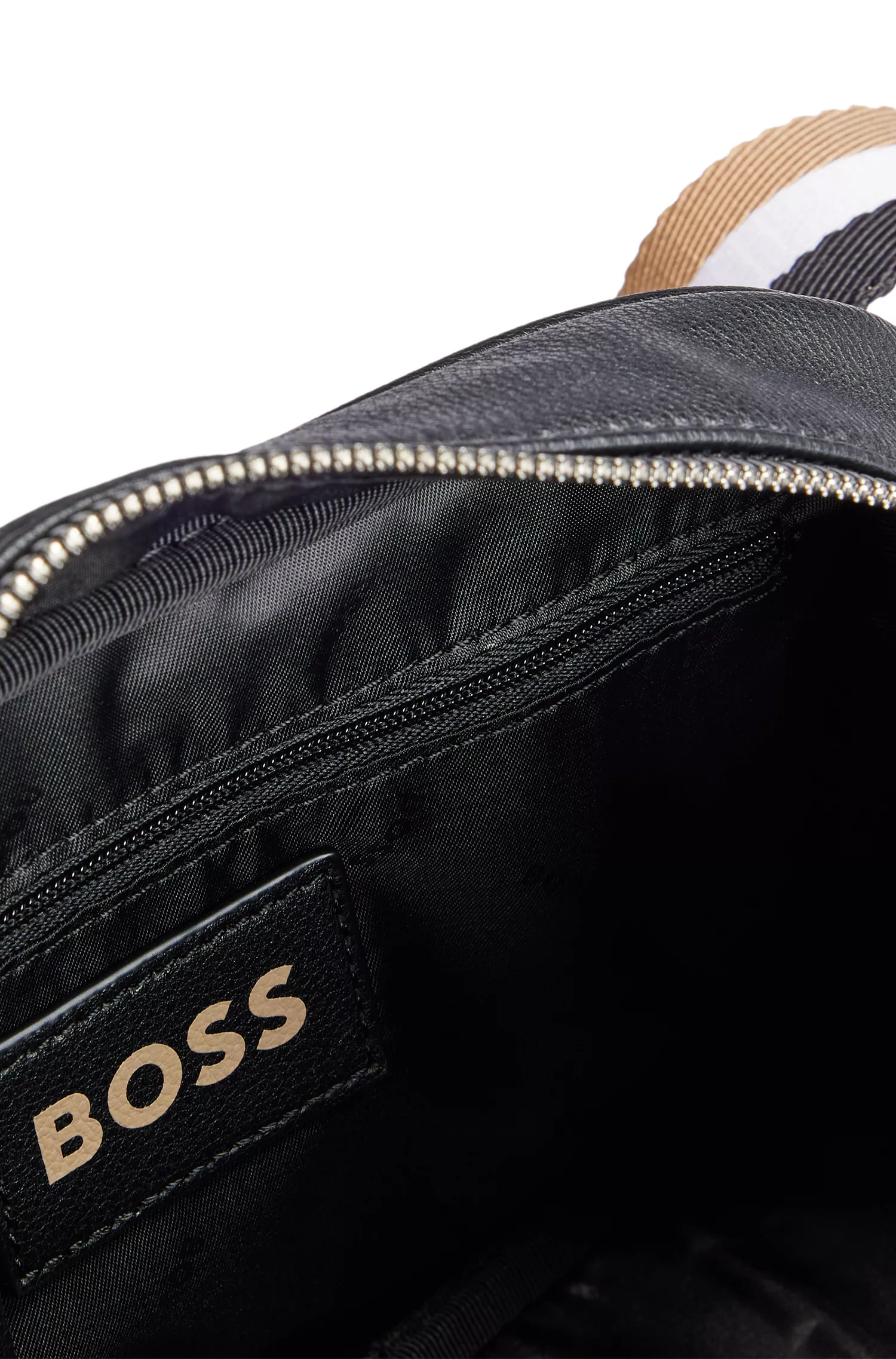 Bolsa transversal BOSS em couro sintético granulado preto com logotipo em contorno.