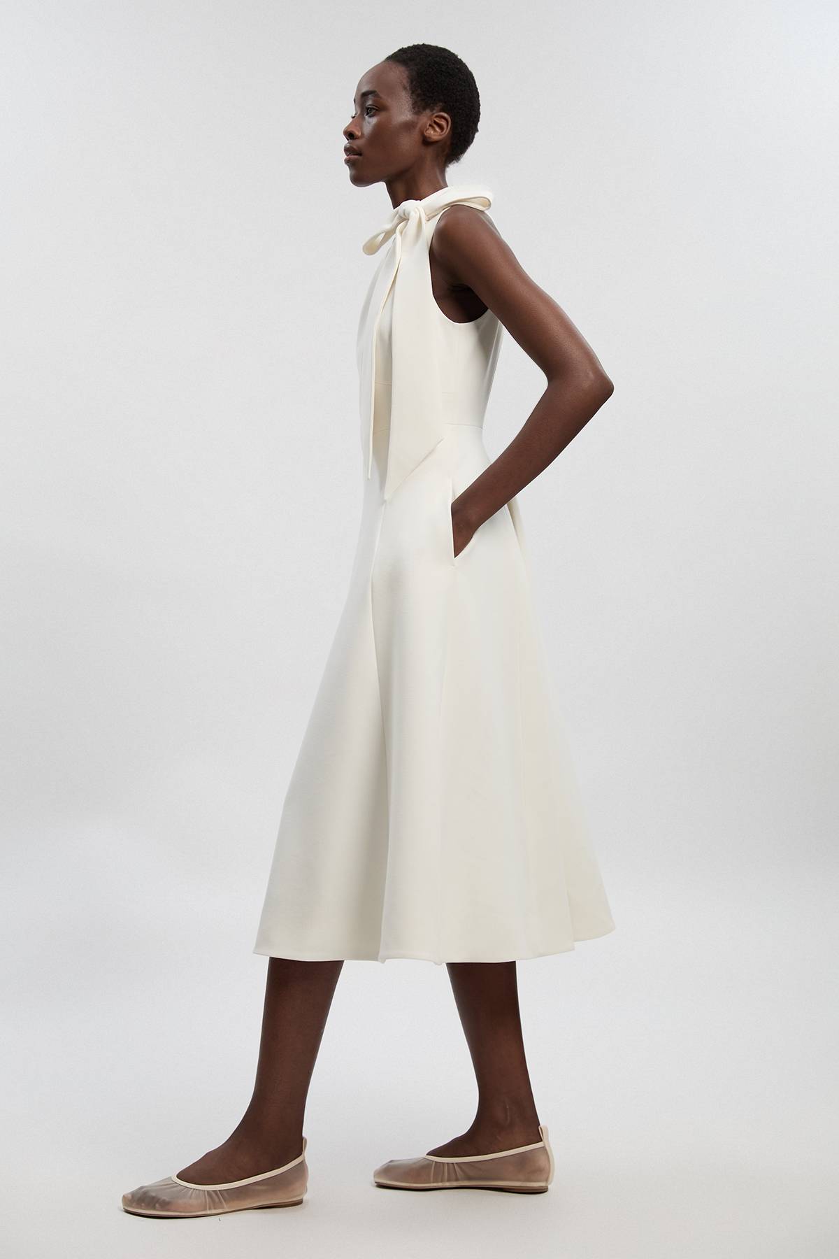 KarenMillen Robe Midi Évasée à Col Nœud Papillon en Tissu Stretch Compact