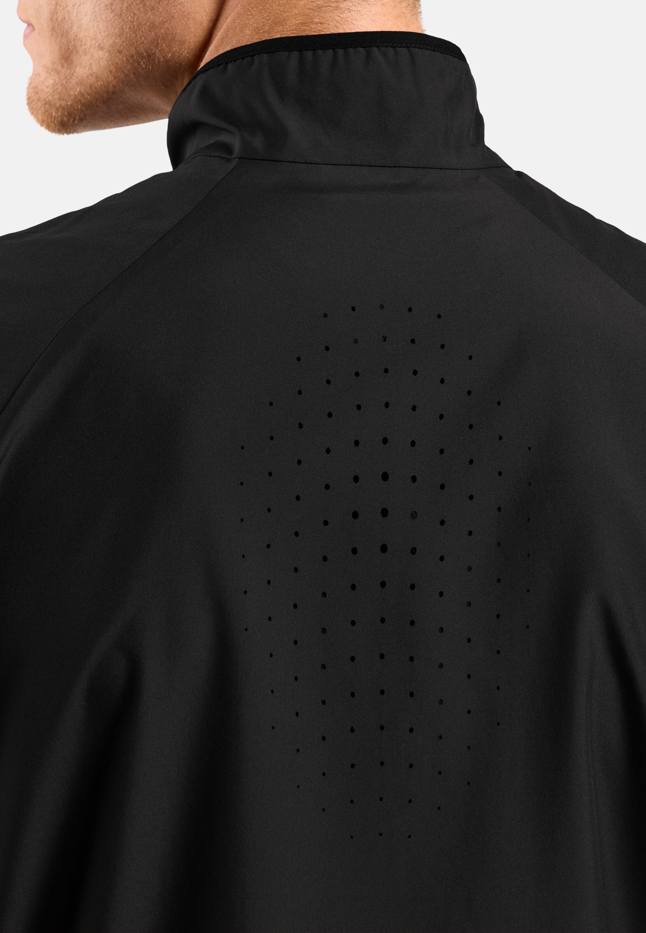 Essentials Light Laufjacke in black