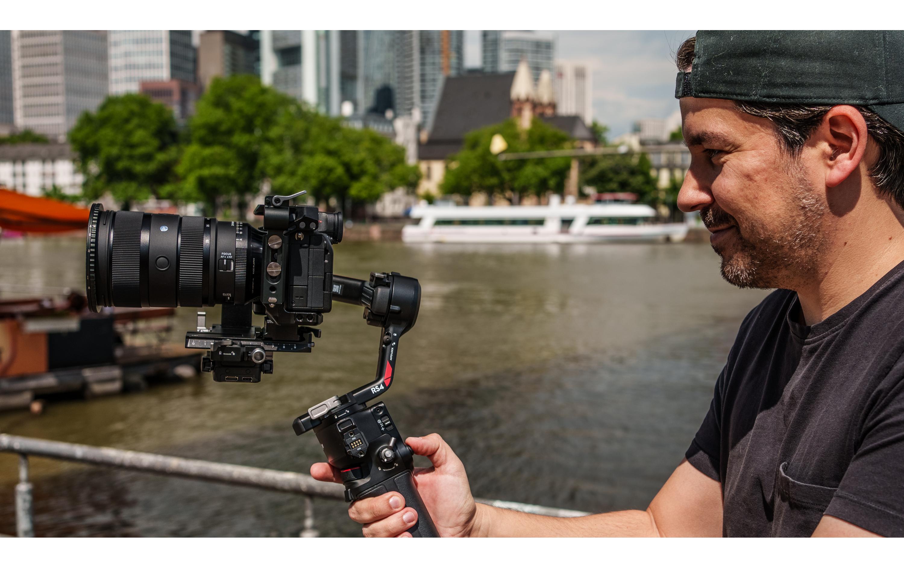 Zoomobjektiv 28-45mm F/1.8 DG DN Art Sony E-Mount<br>Vollformat-Zoomobjektiv mit einer konstanten maximalen Blendenöffnung von F1.8 und eine Schärfe und Klarheit vergleichbar mit der eines Festbrennweitenobjektivs ist